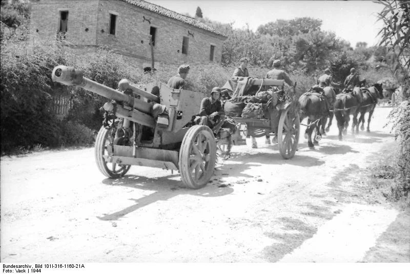Bundesarchiv_Bild,_Italien+1944,_10.5+Feldhaubitze_in_Fahrstellung.webp