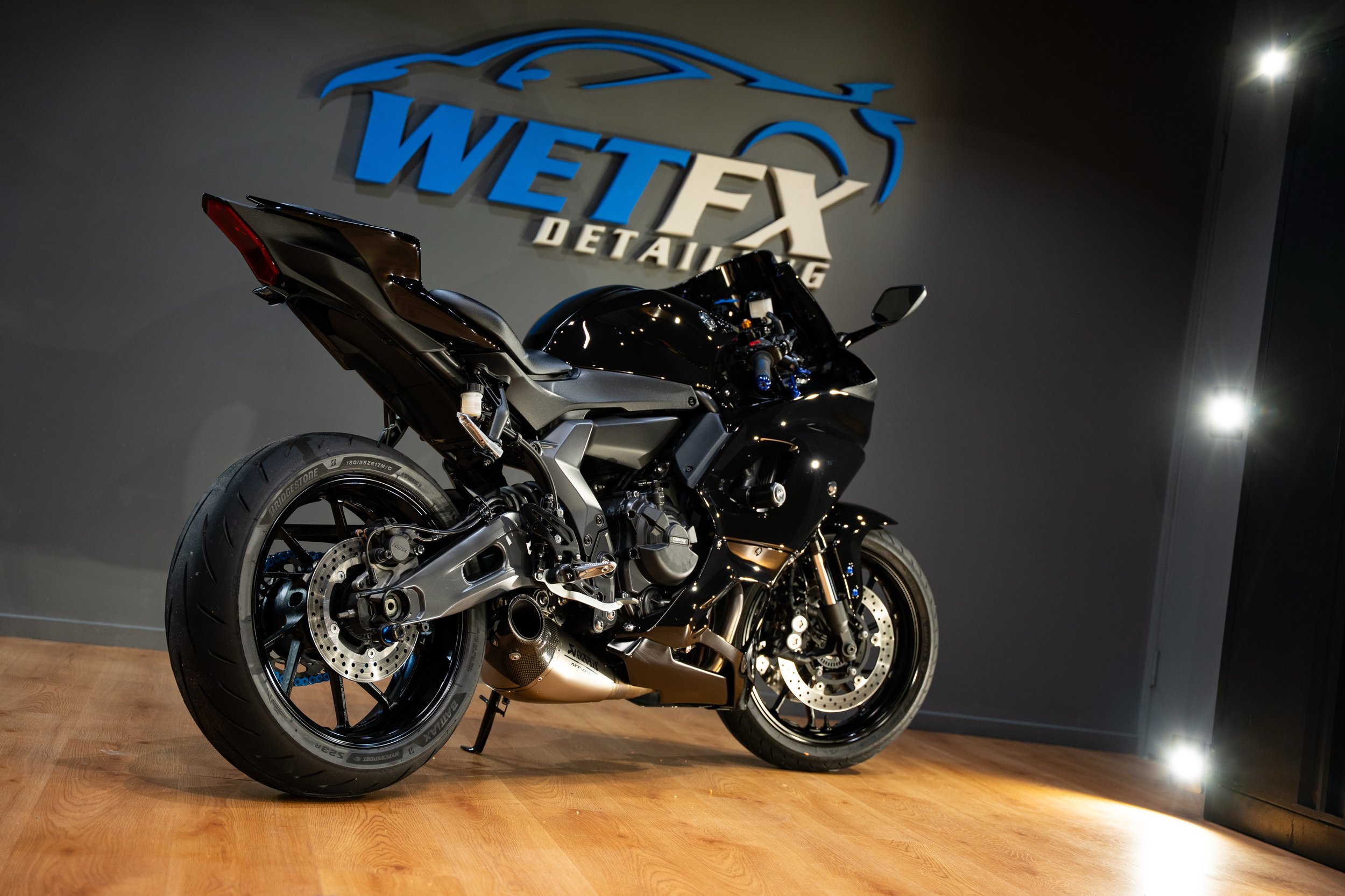 Yamaha r7 motorcycle detail

✅ paint correction 
✅ graphene coating

#yamahar7 #r7 #goldcoast