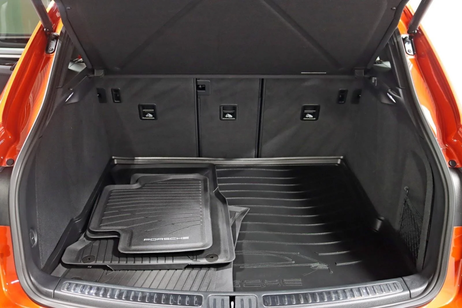 Zerosa-Luxury-Car-Rental-YVR-Porsche-Macan14.jpg