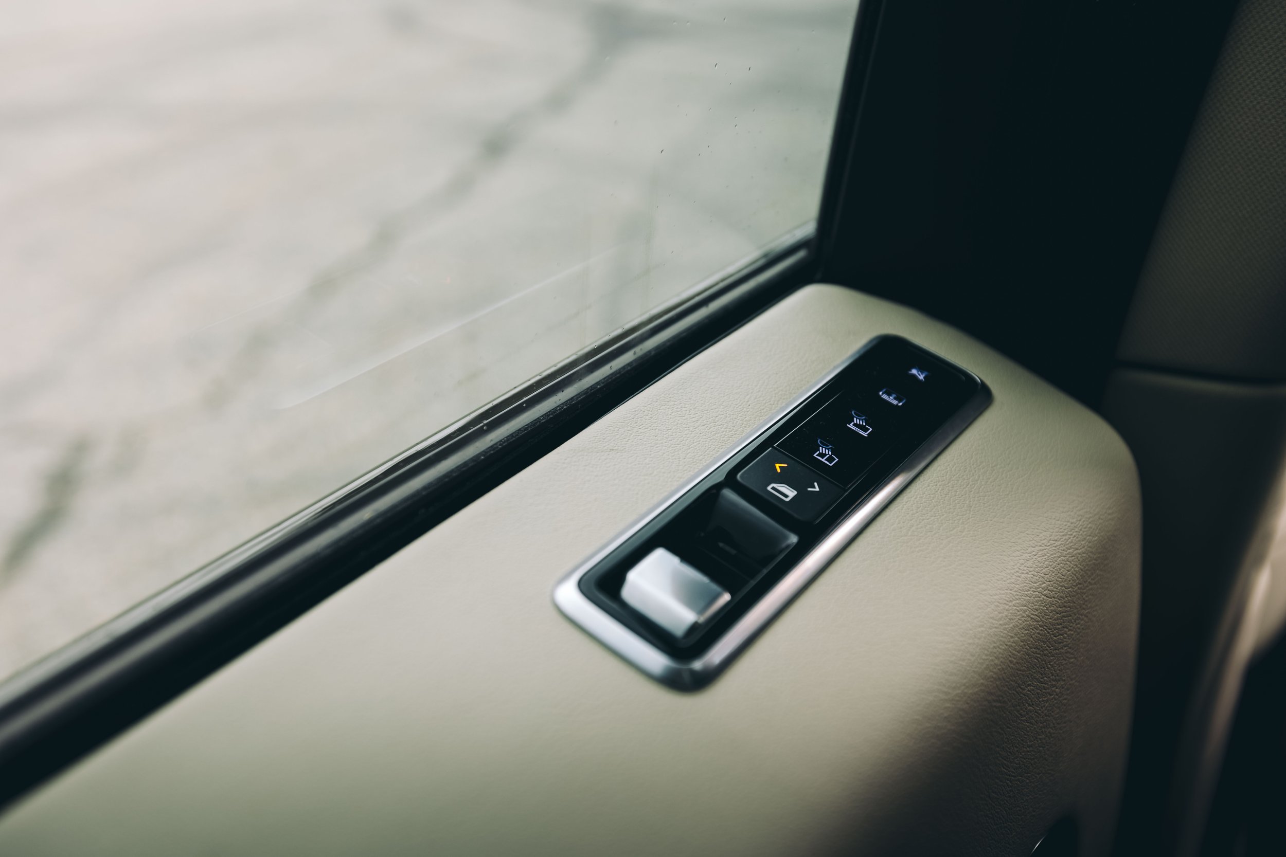 ScenicRush-Rentals-YVR—Land-Rover-Range-Rover-HSE-16.jpg
