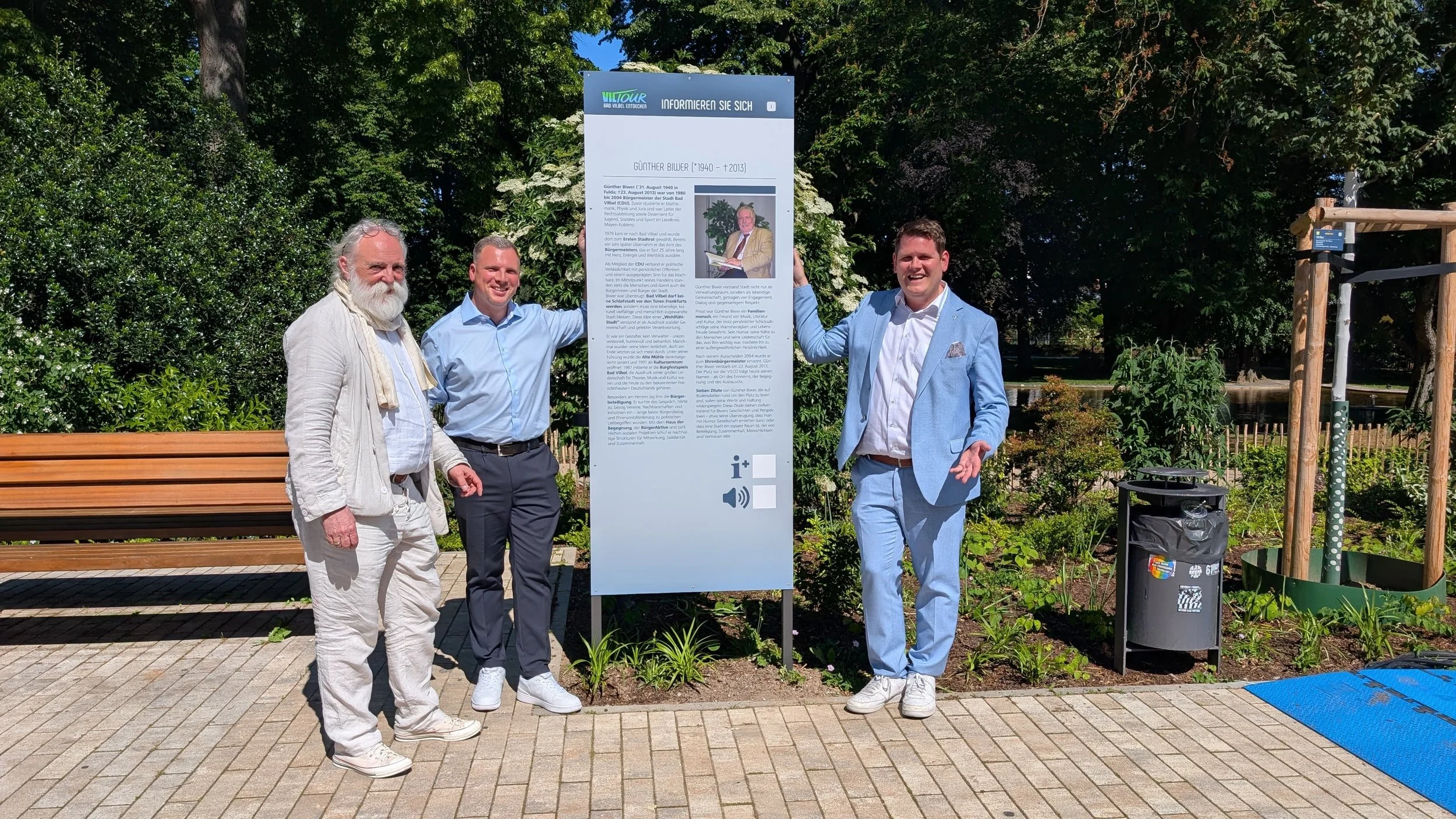 Neue Informations-Stele informiert auf dem Günther-Biwer-Platz über den Ehrenbürgermeister