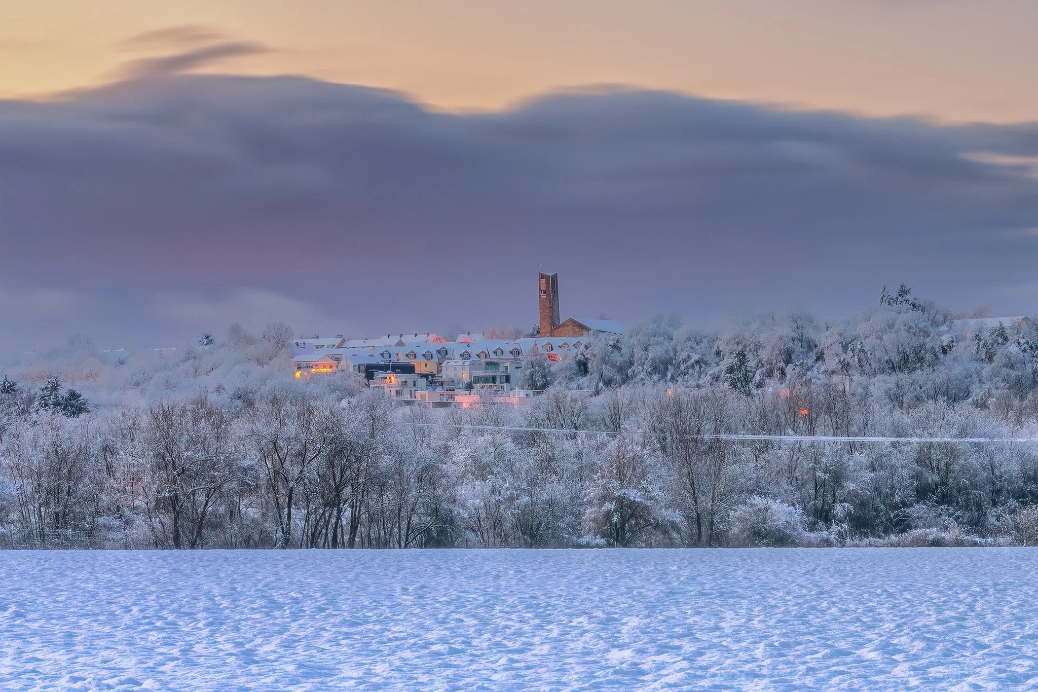 Verschneiter Heilsberg ist das offizielle Weihnachtsmotiv der Stadt Bad Vilbel
