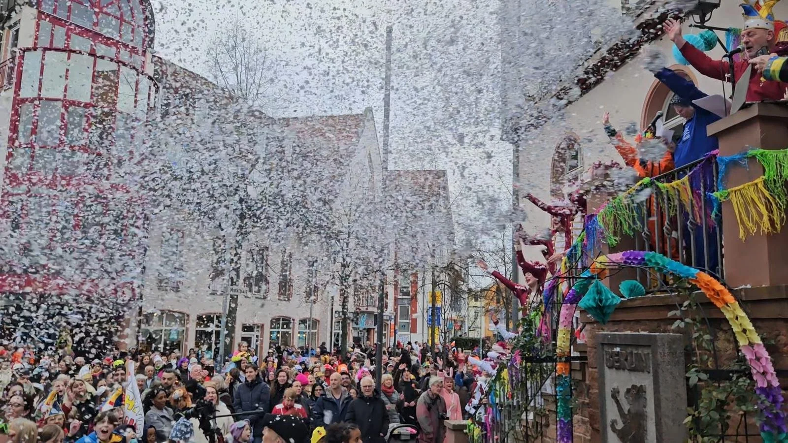 Närrischer Lindwurm zieht sich durch die Innenstadt