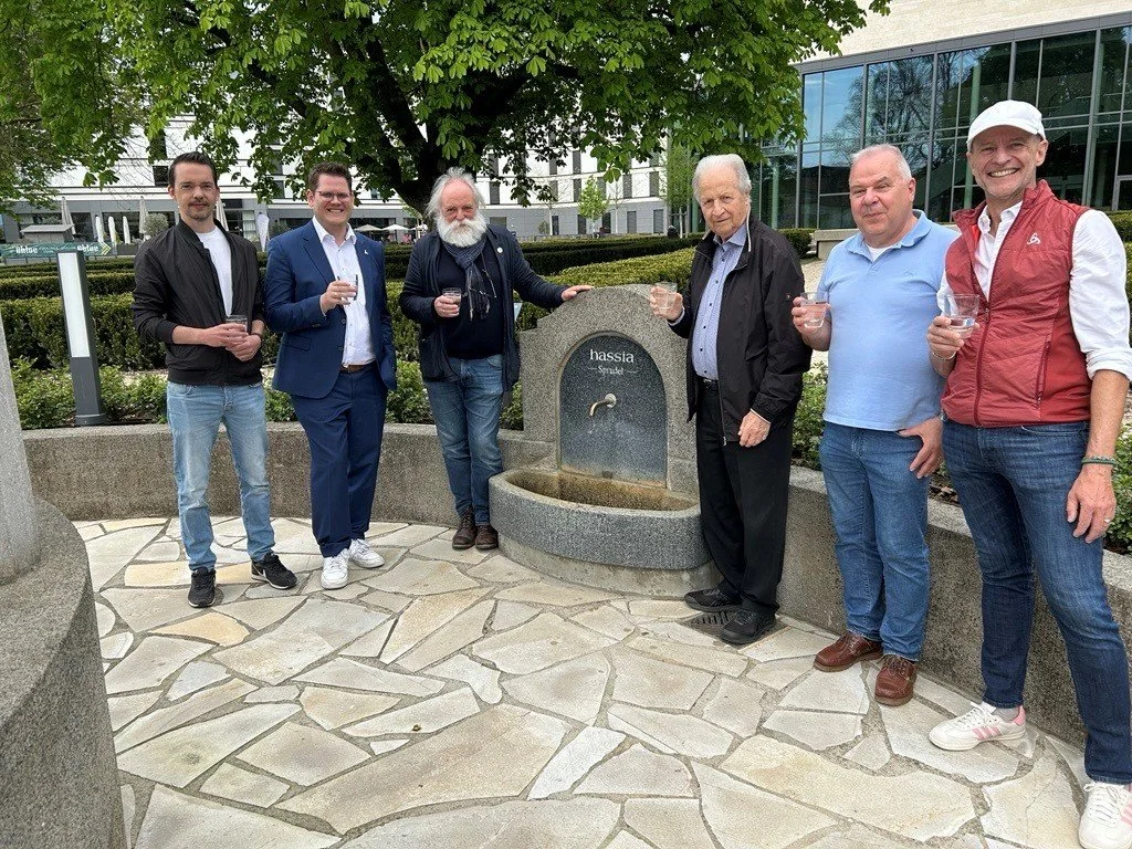Stadt Bad Vilbel und Hassia eröffnen gemeinsam die Saison der Heilwasser-Trinkbrunnen