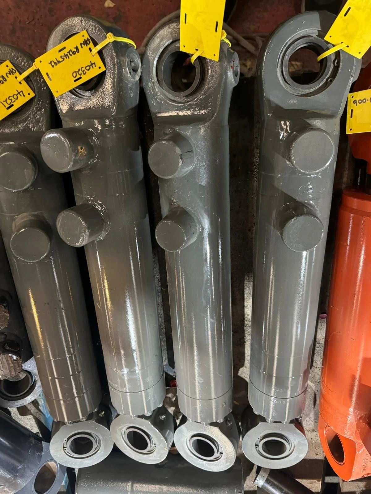 LIEBHERR GRAB GM70 HYDRAULIC CYLINDER.jpeg