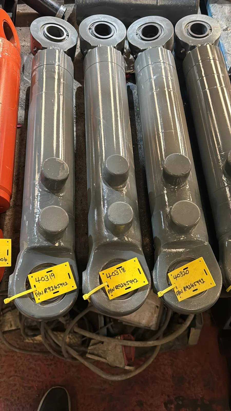 LIEBHERR GM70 GRAB HYDRAULIC CYLINDER.jpeg