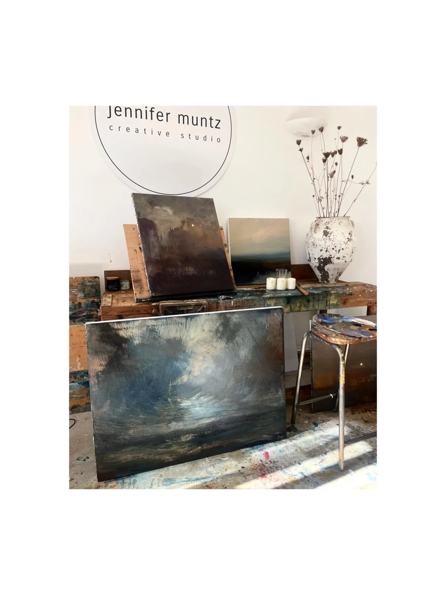 Painting up a storm ⛈️ #marchshowers

The urn is from @millingtonandhope