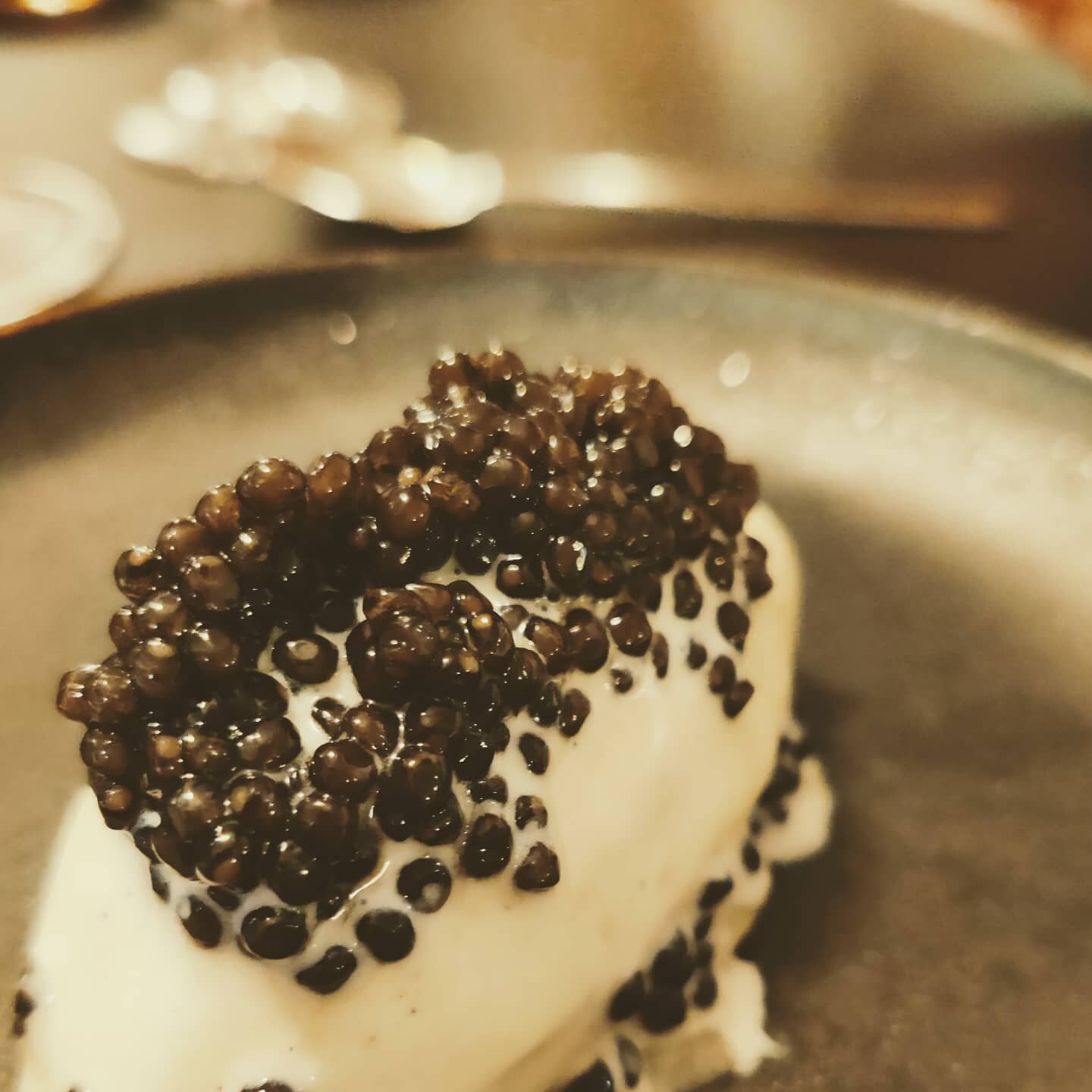 Ja, caviar og vanilleis er stadig en vinder! Her serveret efter en dejlig middag p&aring; @underklippen ⚫🥳⚫

#rogn #caviar #kaviar #caviarerogs&aring;rogn
#godrogntilgodemennesker #mindrebullshitmererogn #rogncaviar #Mikkellavergodmad #Dogans&oslash