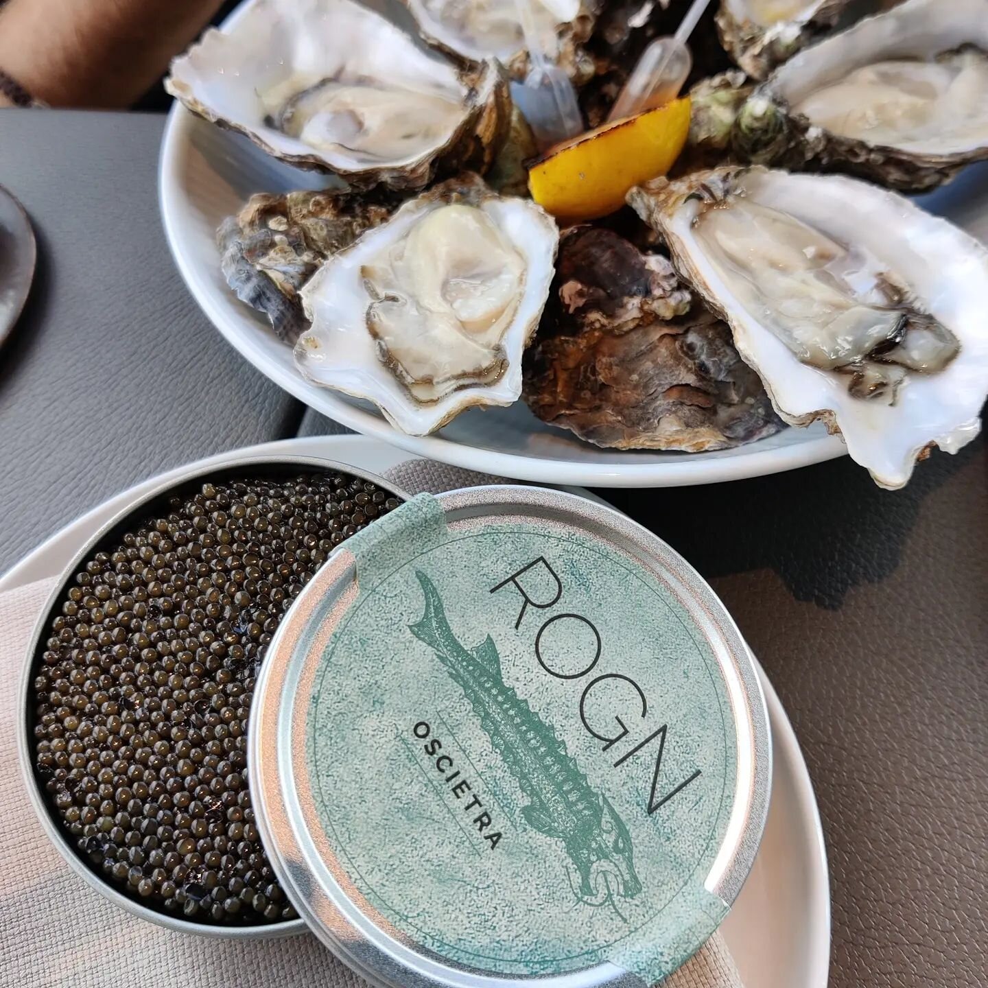 Det er jo fredag og s&aring;dan en dejlig dag kan kun blive bedre i sk&oslash;nt selskab p&aring; @restaurantsilo ☀️

Her flankeret af &oslash;sters fra @chironfils og ROGN p&aring; blinis 🦪🖤

Fredag = g&amp;t

@jacobpbach 🙏

#rogn #caviar #kaviar