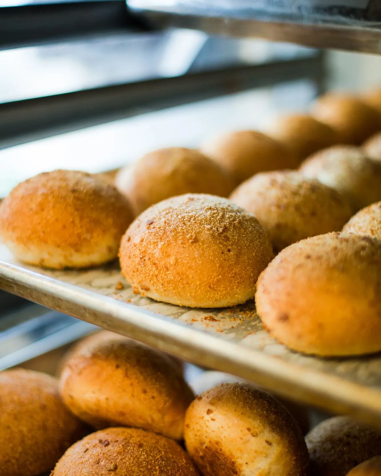 Rise and shine, it's fresh pandesal time!  Pick up a pandesal sando, eat it as is or spread some butter on it.  What's it gonna be today?

#hoodfamous #hoodfamousbakeshop #pandesal #freshpandesal #bakedfresh #bakerylove #filipinocafe #filipinobakery 