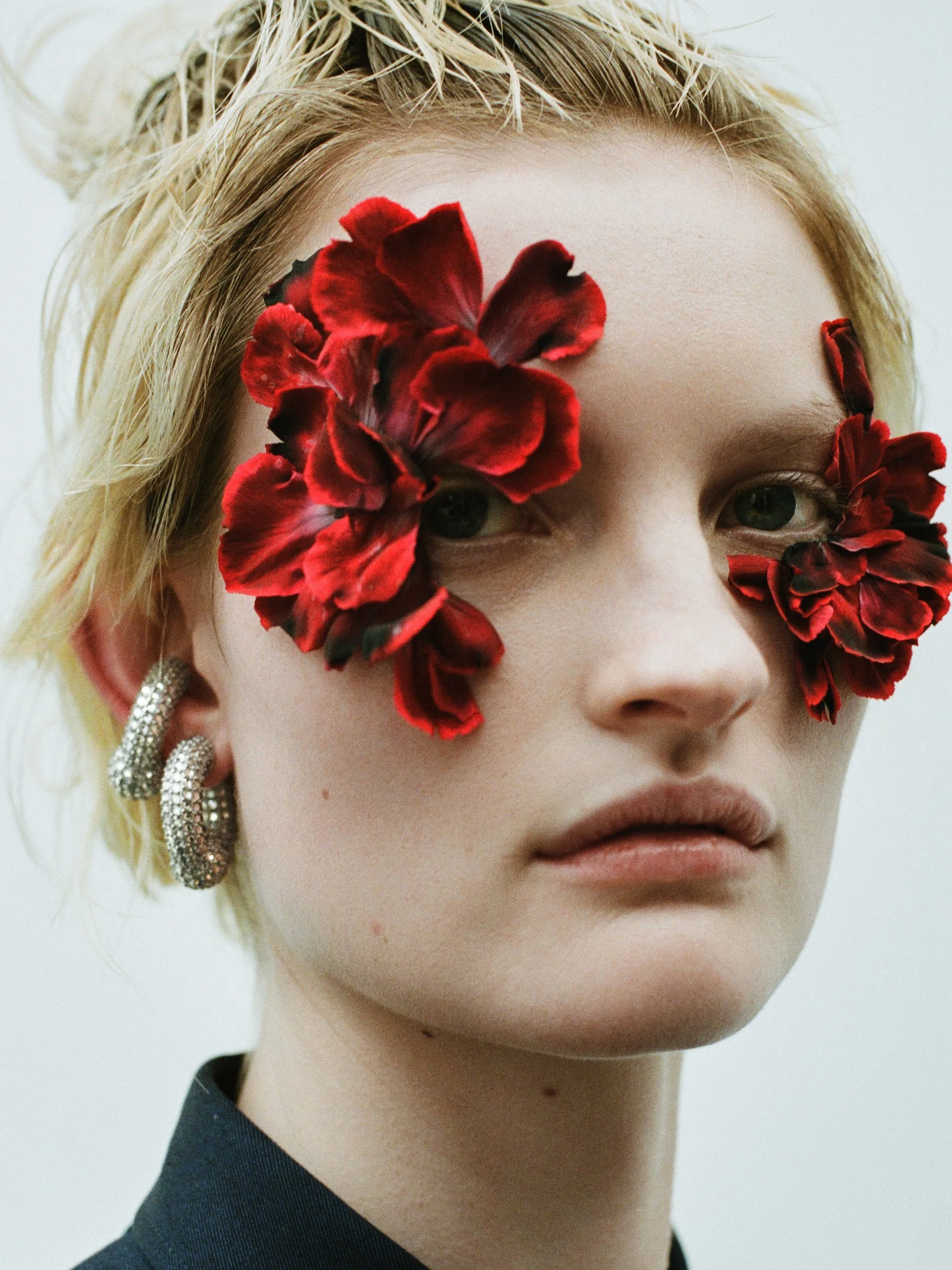 Kiska_lab_Crystal_Barbell_Earring_look2.jpg