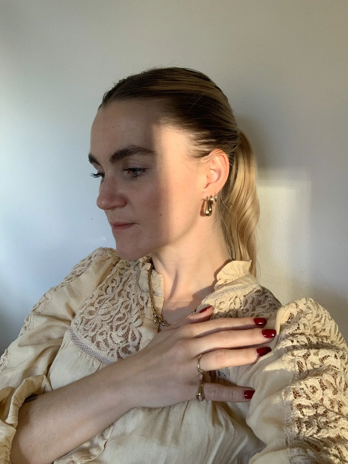 Sharing something special this upcoming Friday at noon🩵 be the first to see it by subscribing it to my newsletter (in my bio)✨

#indiefolkmusician #indiefolk #musiciansofinstagram