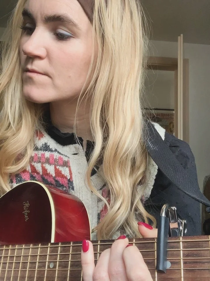 Loving these quieter months of preparation for new gigs and writing new songs
.
.
as well as adjusting to this new kind of domestic life that requires caring for another living being - which is, quite frankly, bringing in a new type of contentment 🩵