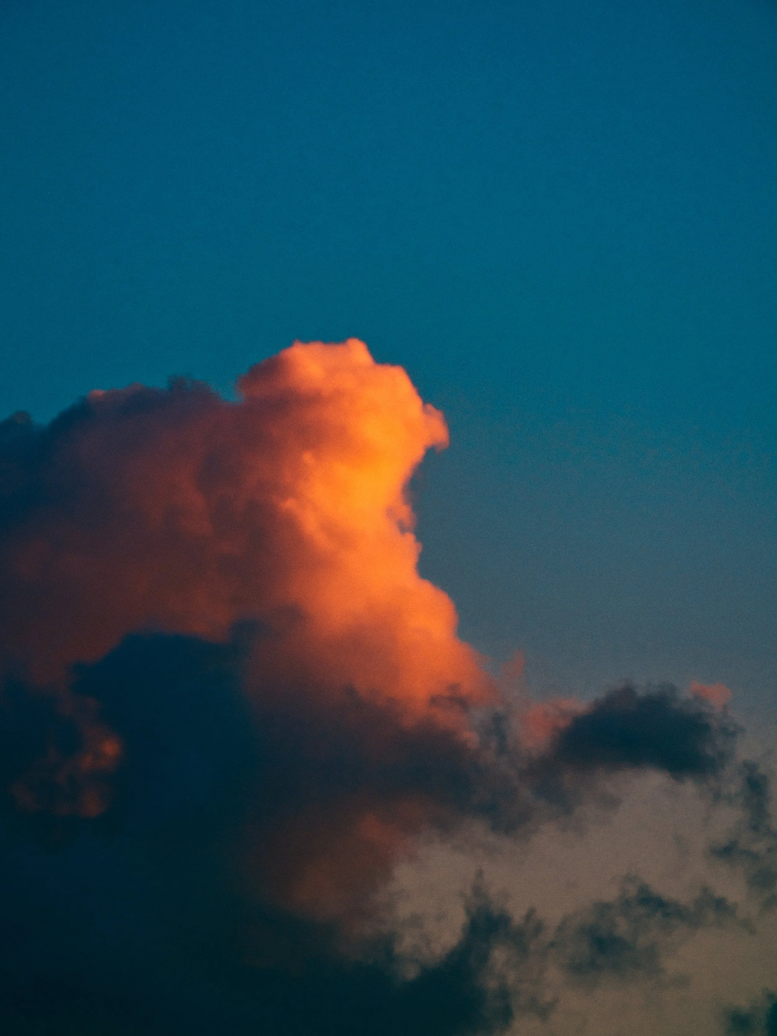 Een kleurrijke wolk in de lucht tijdens zonsondergang of zonsopgang.