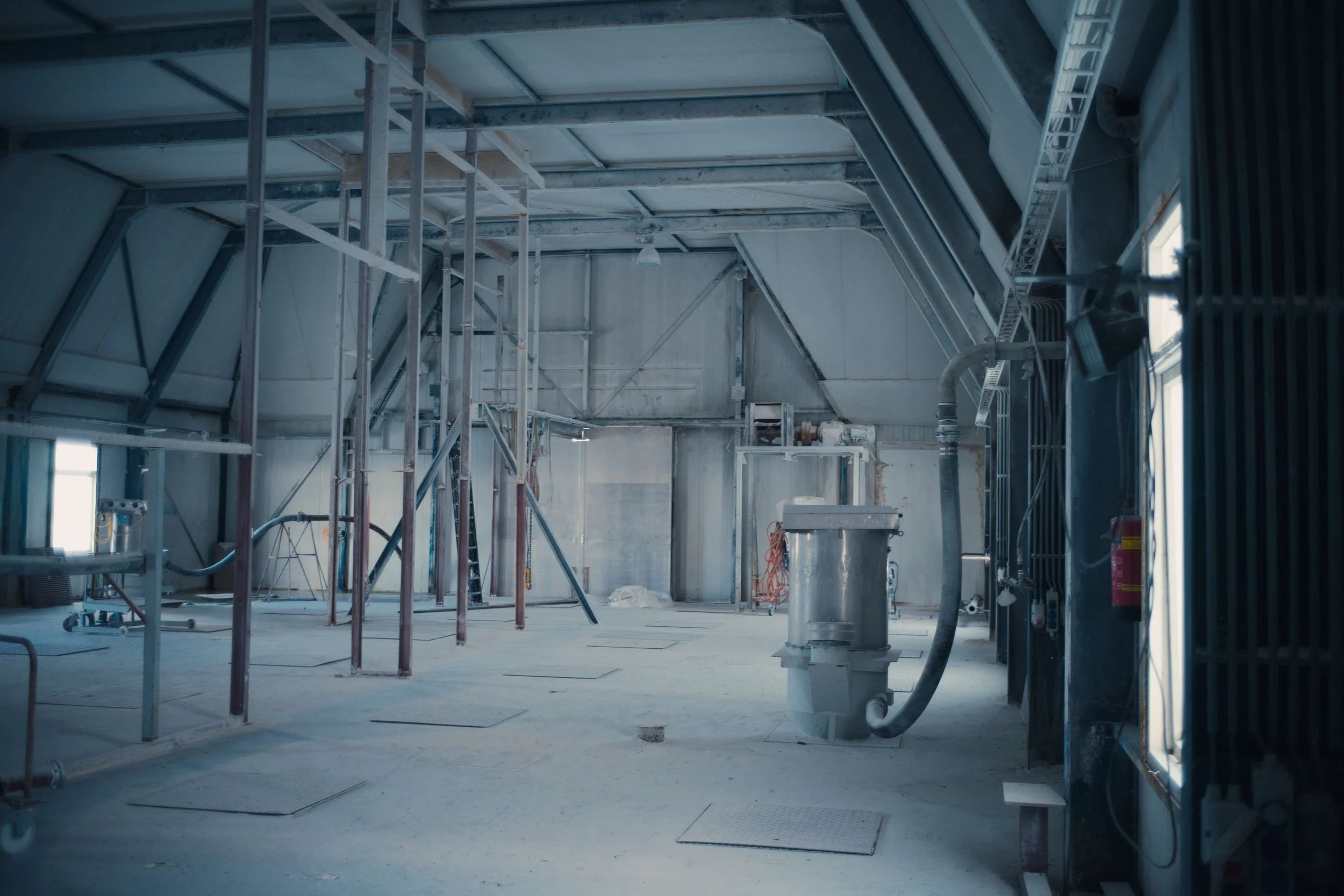 Lege, binnenkant van een bouwproject met metaalconstructies en bouwmaterialen