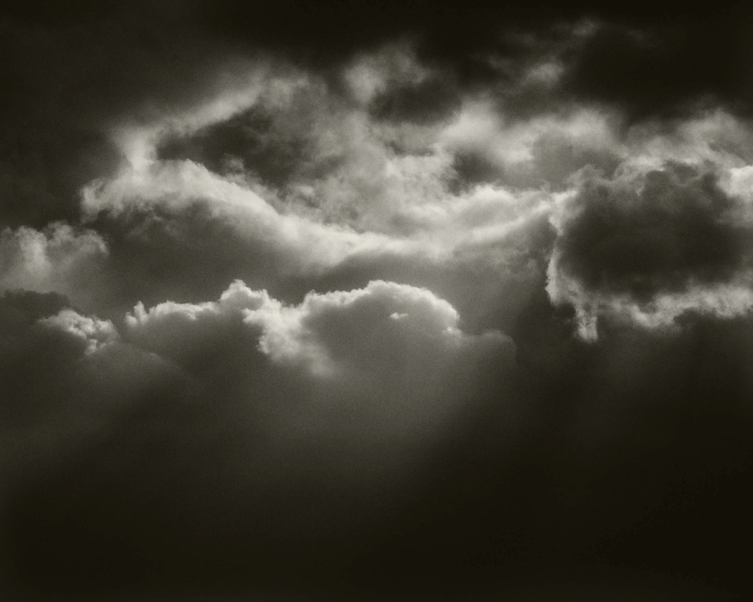 Donkere, bewolkte hemel met grote, dramatische wolken.
