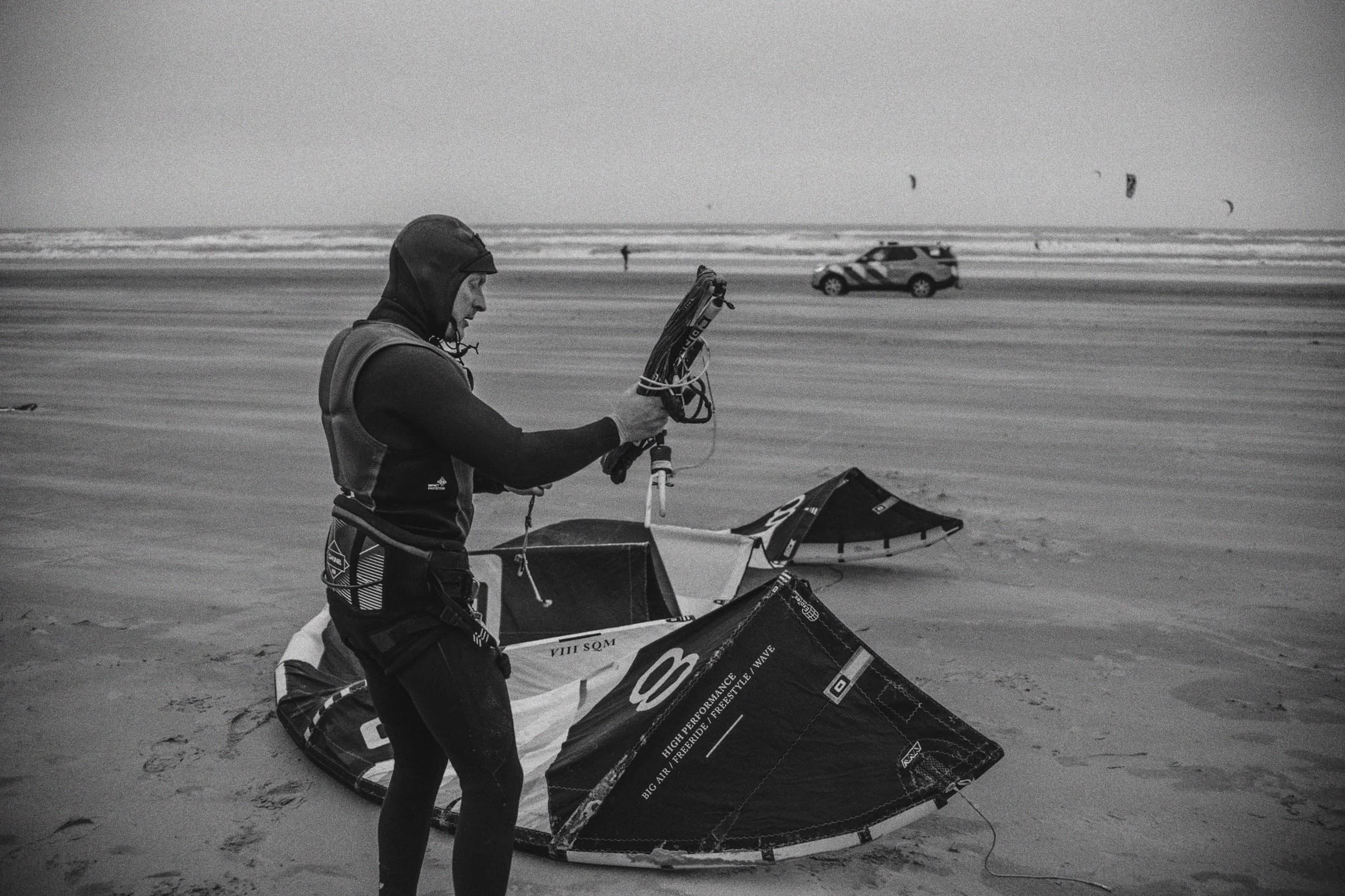 Kitesurfer op het strand, klaar om te gaan kiten in de wind.