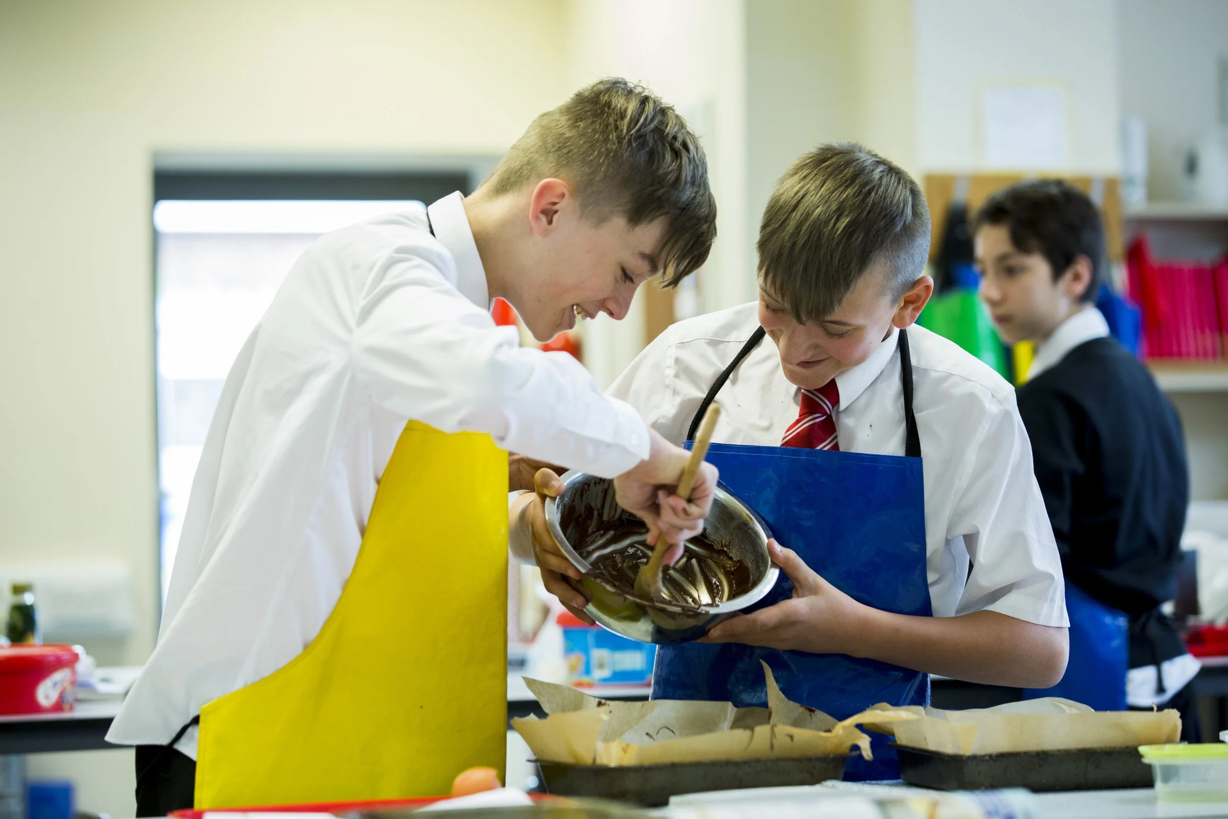 two-boys-cooking-at-secodary-school-by-alexander-caminada-photography-14413-035.jpg