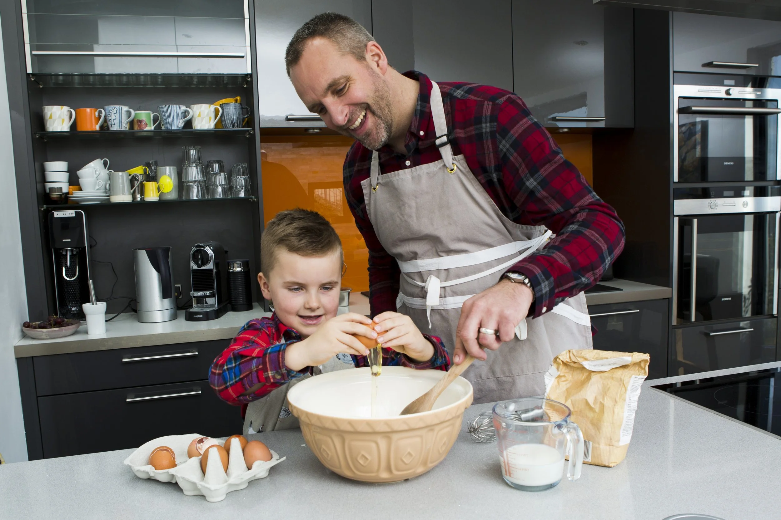 father-and-son-in-a-kitchen-making-a-cake-by-alexander-caminada-photography-14395-039.jpg