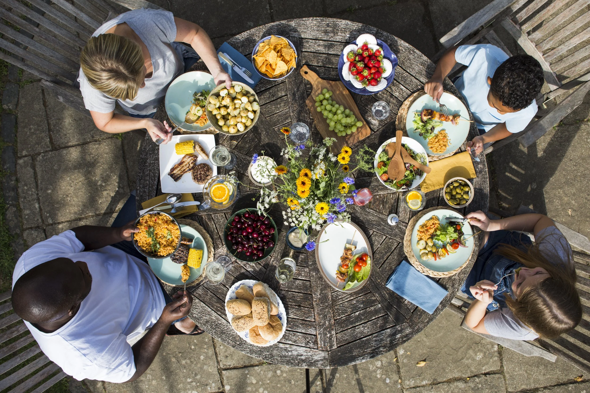overhead-shot-of-family-at-a-picnic-table-by-alexander-caminada-photography-14448-077.jpg