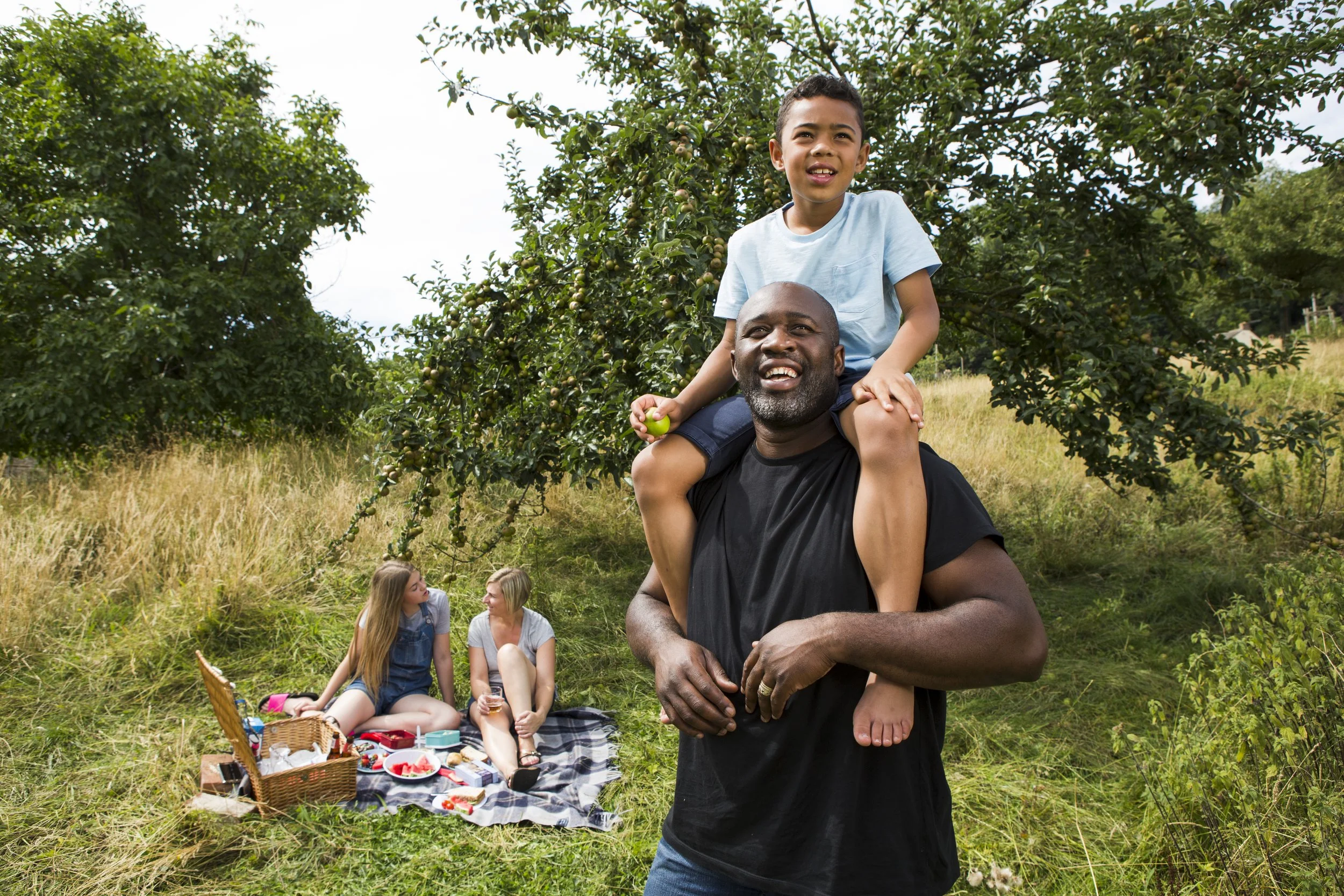 family-having-a-picnic-in-the-countryside.-by-alexander-caminada-photography-14448-147.jpg