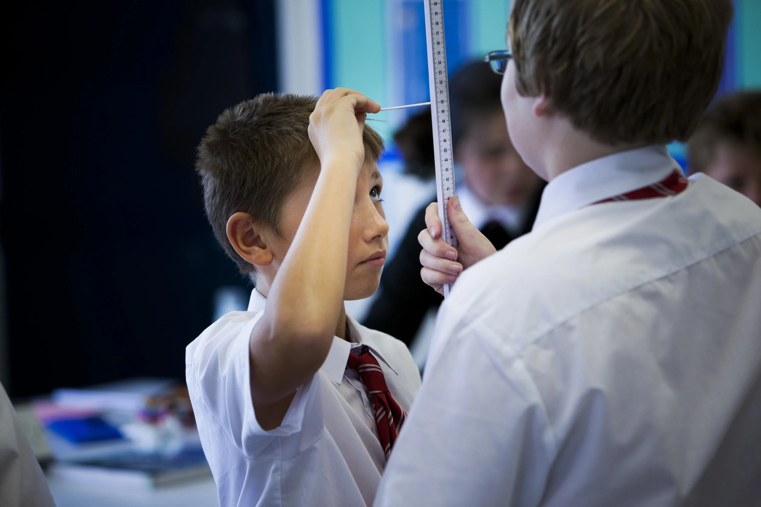 two-boys-during-a-science-lesson-by-alexander-caminada-photography-13478-074.jpg