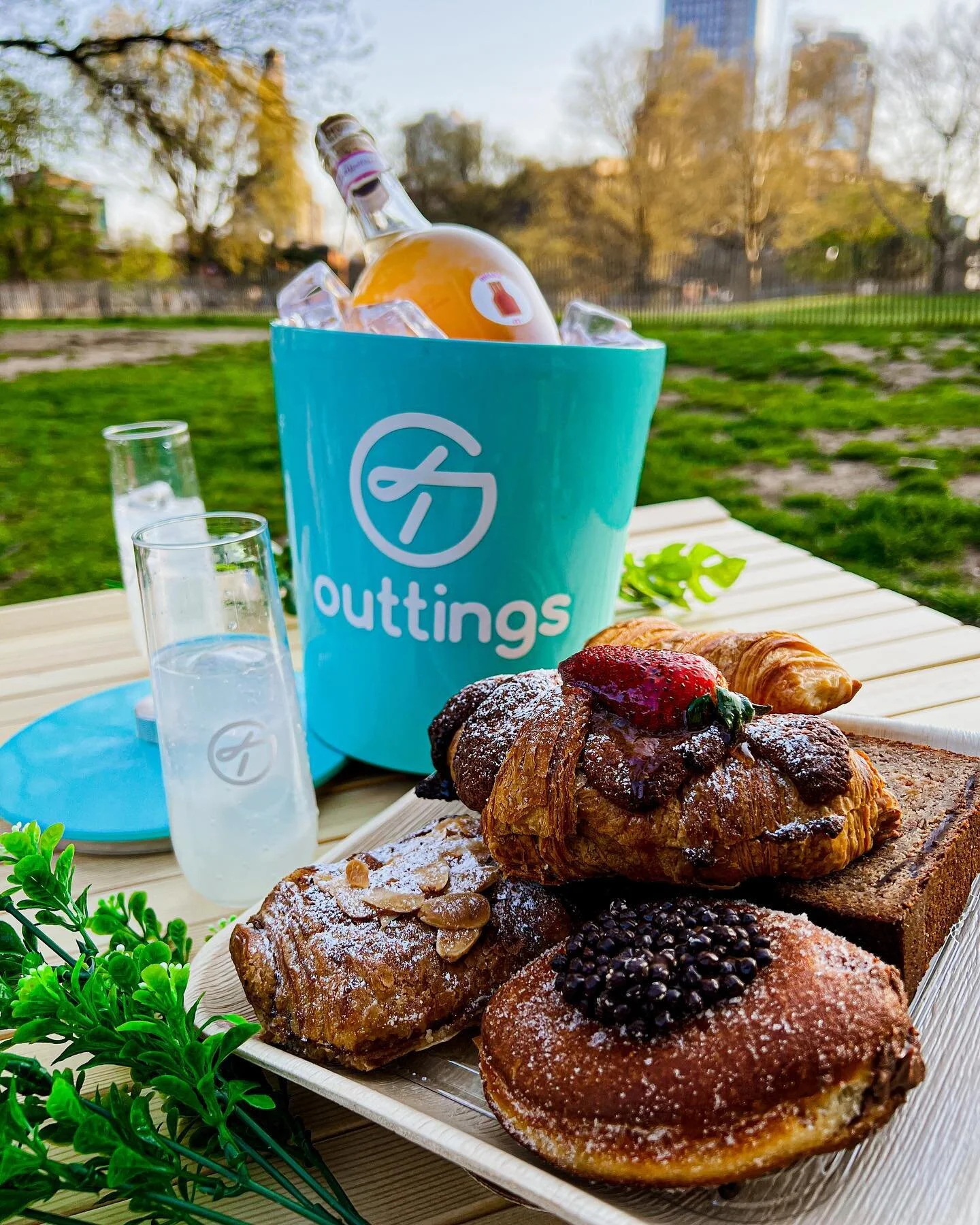 Hey you decided what to get your Mom for Mother&rsquo;s Day? 💐We have!
We will have special Mother&rsquo;s Day packages at Fort Greene park for the women in your life and for the low! 🤑
Details coming real soon!
.
.
#mothersdaygift #motherdayspecia