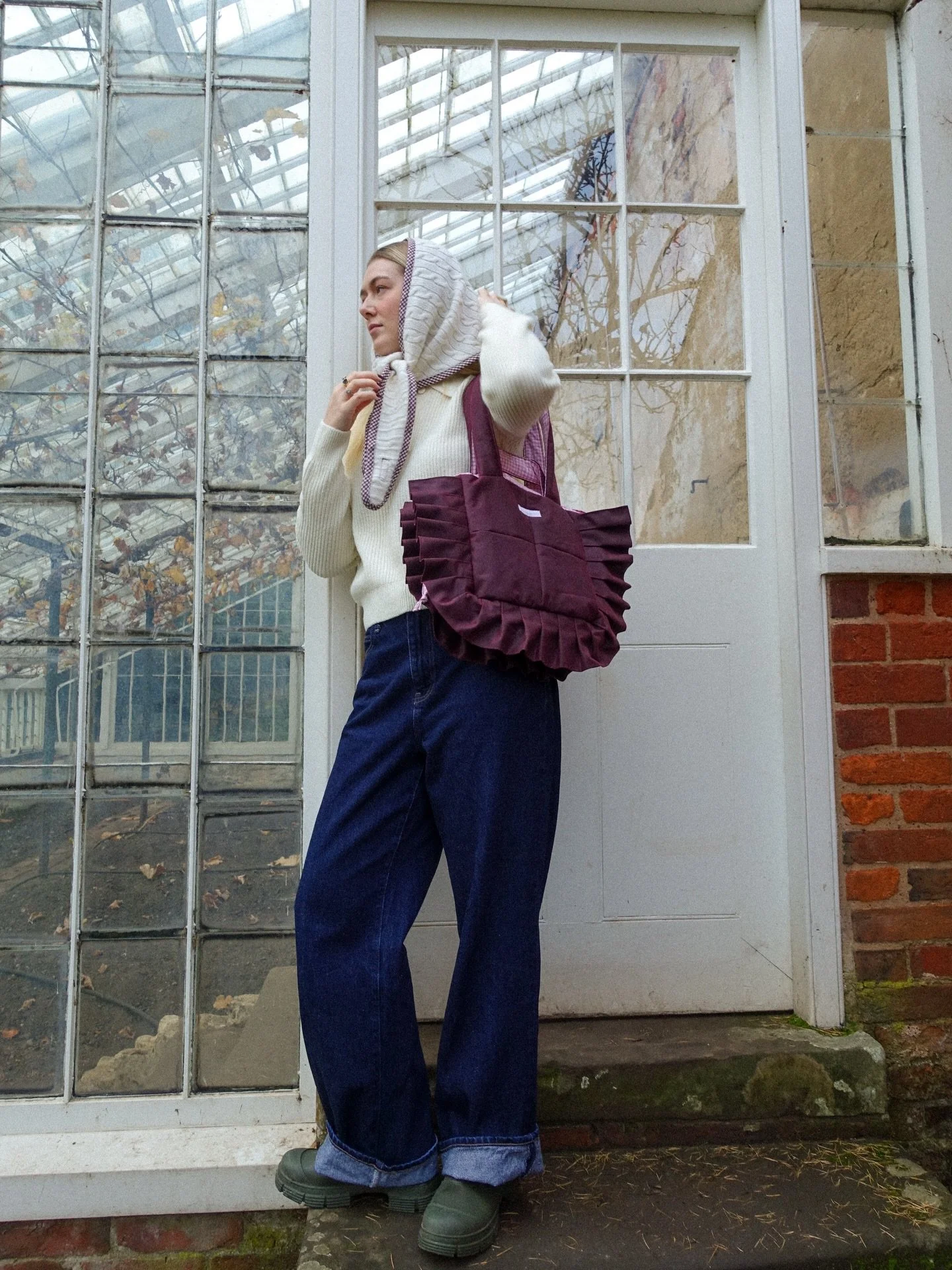 So happy with how the waxed pieces turned out in the new collection! I wanted to make bags that were more practical for winter, as it does rain a lot in England 🌧️ something a bit more hard wearing and waterproof. So I decided to use waxed cotton, t