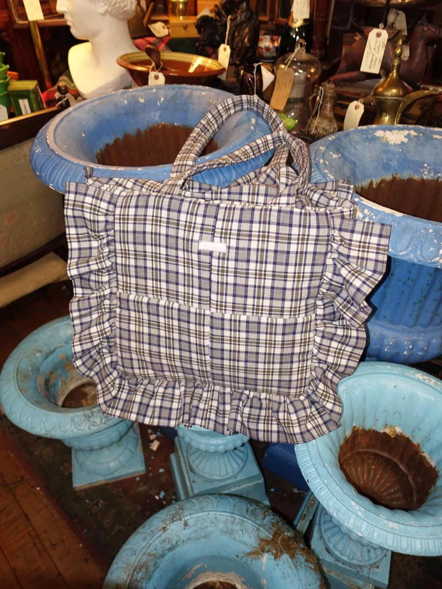 If you&rsquo;re the kind of girly that takes everything INCLUDING the kitchen sink out with you everyday then you need a Big Puffy Bag🧺 

The is the &lsquo;Pear Mill Big Puffy&rsquo; 🍐

Pear Mill; one of my favourite antique shops, where the fabric