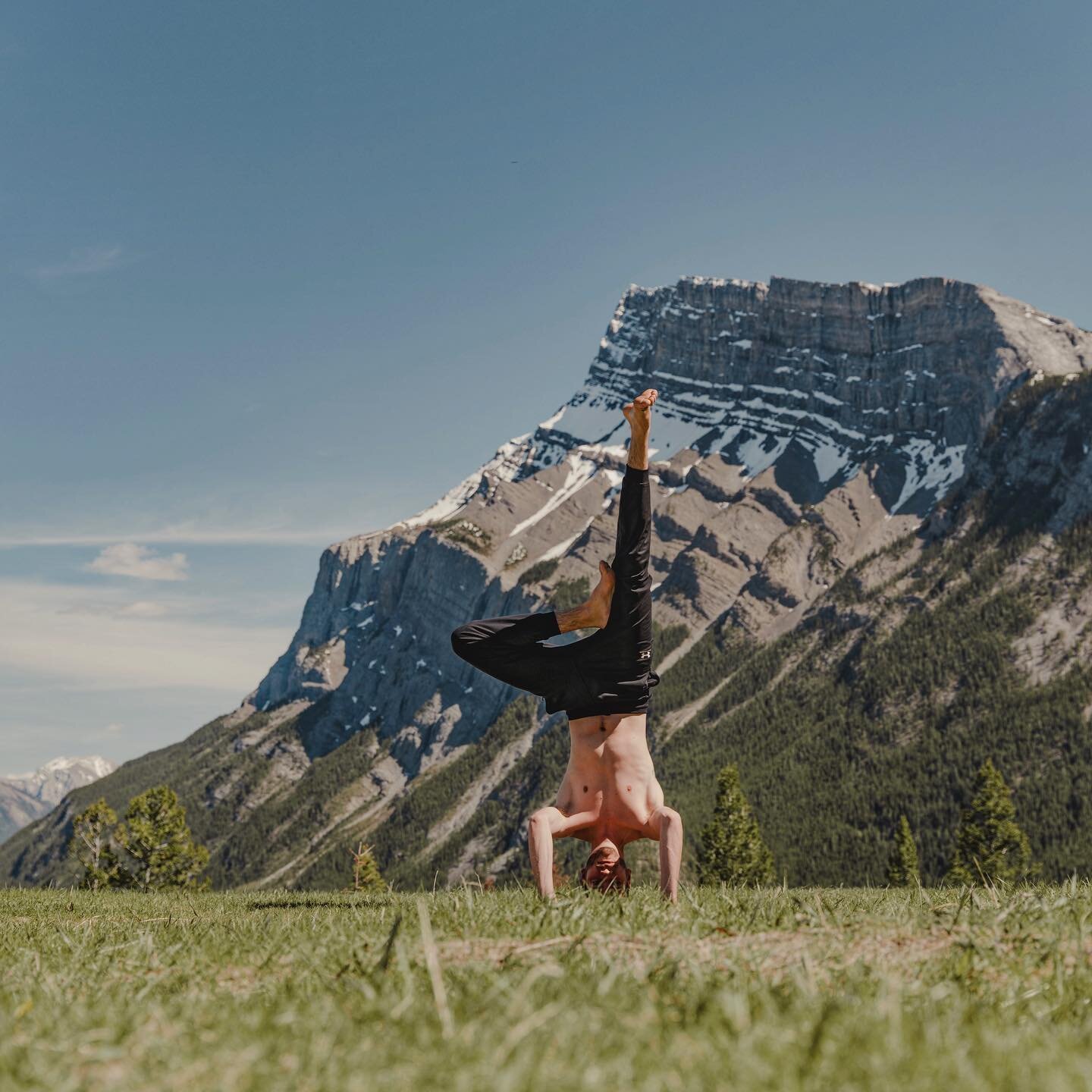 Something about summer &amp; yoga in the mountains just hits the perfect vibe. We hope you have been enjoying this hot weather as much as we have 😎

📸: @garethrpaget