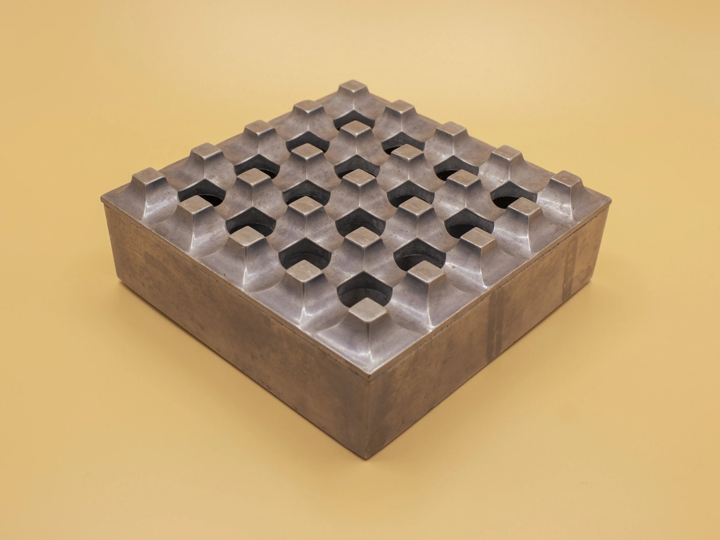 Ultima 15 Ashtray — PIQUANT