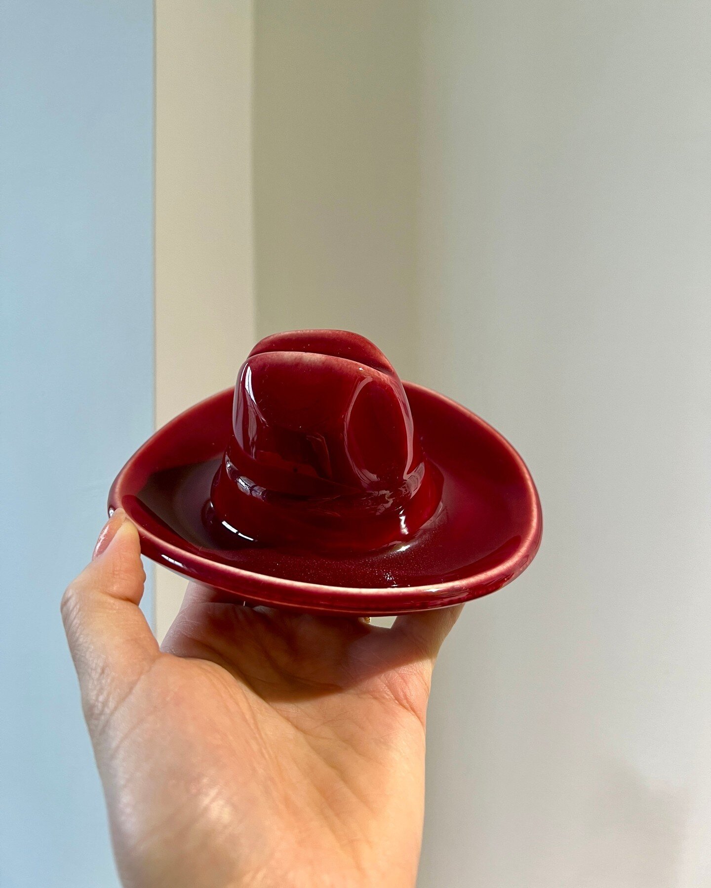 Shiny burgundy cowboy hat ashtray 🤠&hearts;️✨ sourced for our dear friend, @jacobometzger