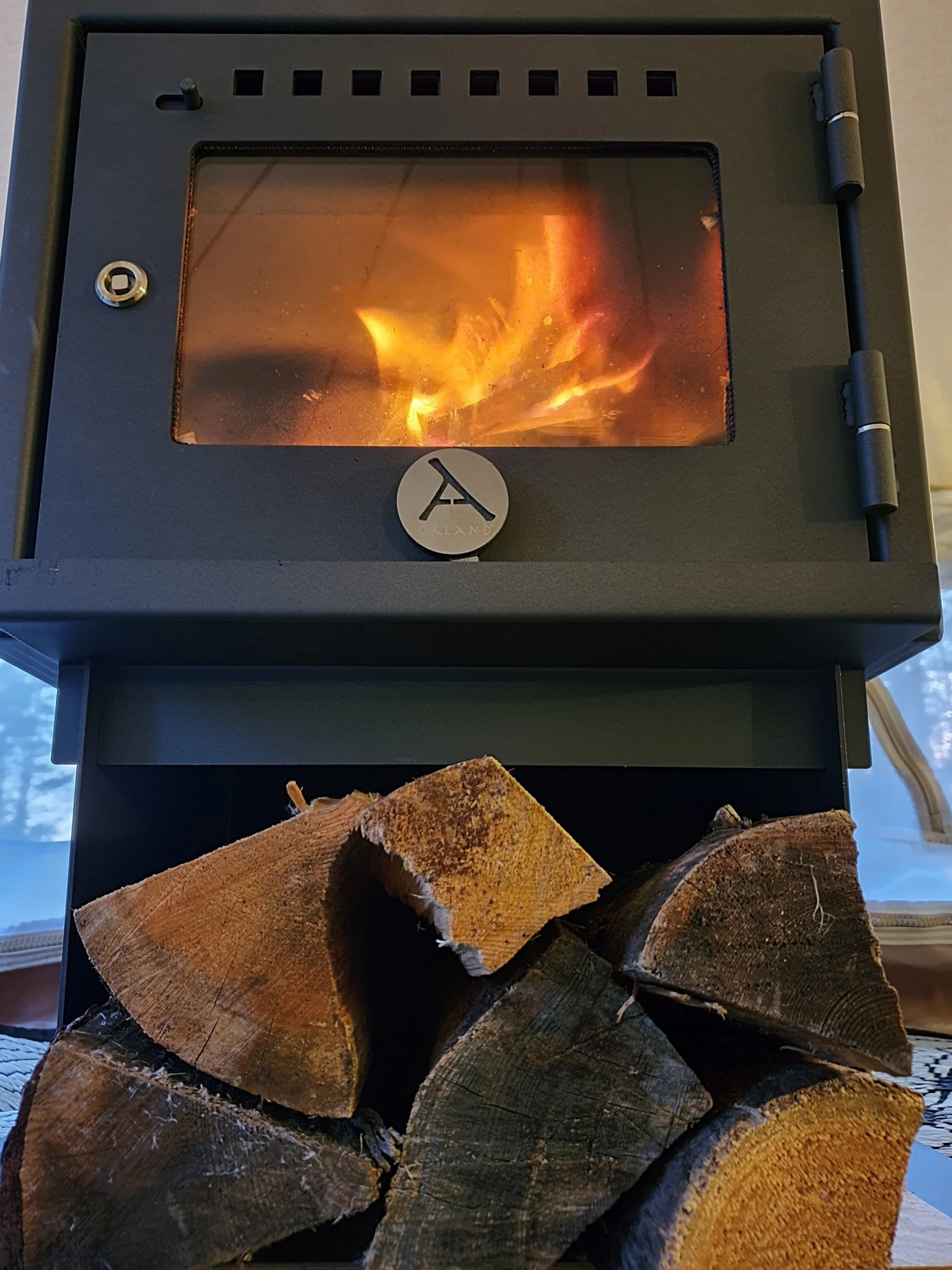 Peis med ved for fyring inne og ute