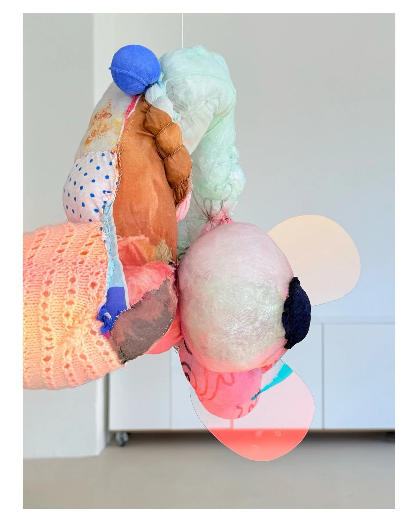 Forberedelser og oph&aelig;ng de n&aelig;ste dage til fernisering: fredag 26. september kl. 16&ndash;19

H for Happy 
If&oslash;lge Astrid Espenhain g&aring;r verden alt for st&aelig;rkt og rummer for mange ord og informationer &ndash; alt for meget,