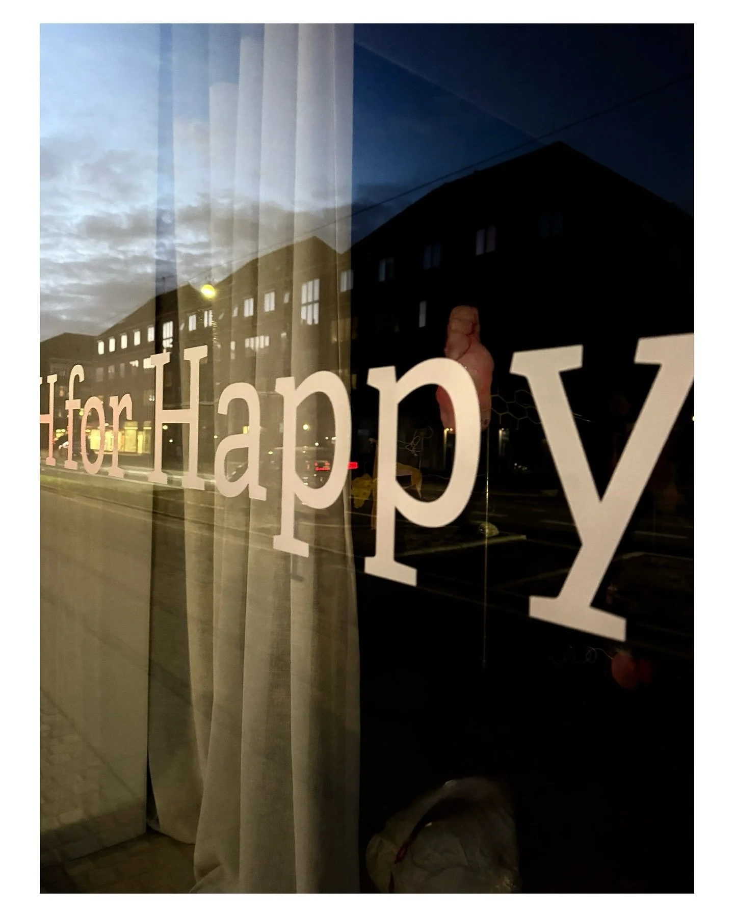 Kig forbi i morgen mellem 16-19 og f&aring; et drys fredagsglimmer, og lad weekenden begynde med &aring;bningen med H for Happy.

Vi gl&aelig;der os til at se jer!

www.nordvaerk.com

#originaler #nummererede #v&aelig;rker #foto #kobbertryk #gicl&eac