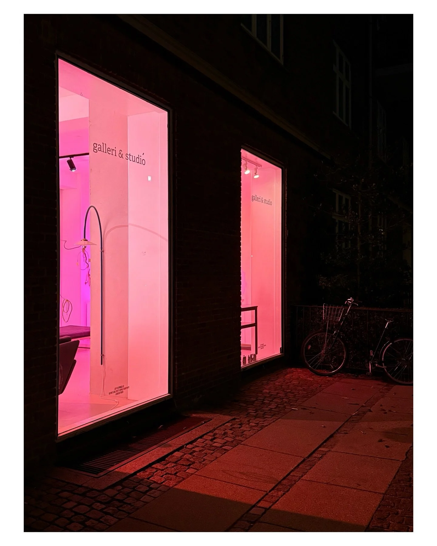 &mdash;&mdash; M&aring; efter&aring;rets smukke farver nydes! &mdash; Skulle man f&aring; lyst til at kigge forbi galleriet i efter&aring;rsferien, k&oslash;rer udstillingen &ldquo;H for Happy&rdquo; ind i sin sidste uge. I &oslash;vrigt fylder 30 ku