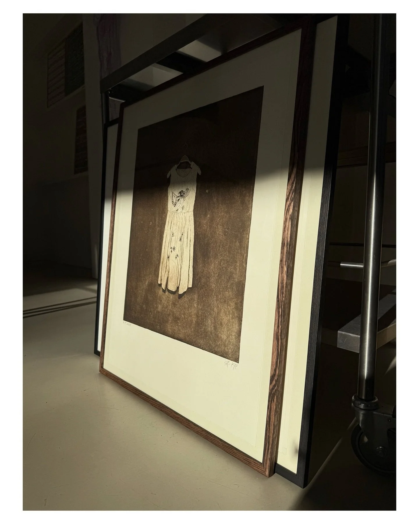 Vintersol p&aring; en l&oslash;rdag morgen i galleriet 🤩

Kik forbi. Vi har &aring;bent til 15.

E.T af Katja Tang-Petersen 
Format: 68x75
Pris inklusiv h&aring;ndlavet ramme: 4.800 

www.nordvaerk.com

#originaler #nummererede #v&aelig;rker #foto #