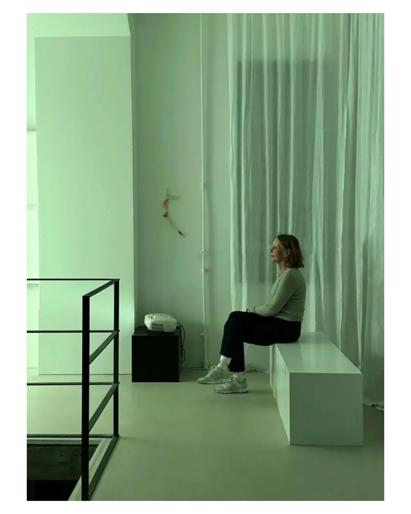 &mdash;&mdash;&mdash; I dag m&oslash;dte jeg en, der sagde; &ldquo;Jeg synes, jeg kender lidt til kunst &ndash; men jeg forst&aring;r nok ikke din nye udstilling &hellip; Er det kunst?&rdquo;

Det korte svar er enkelt: ja.

Det l&aelig;ngere svar rum