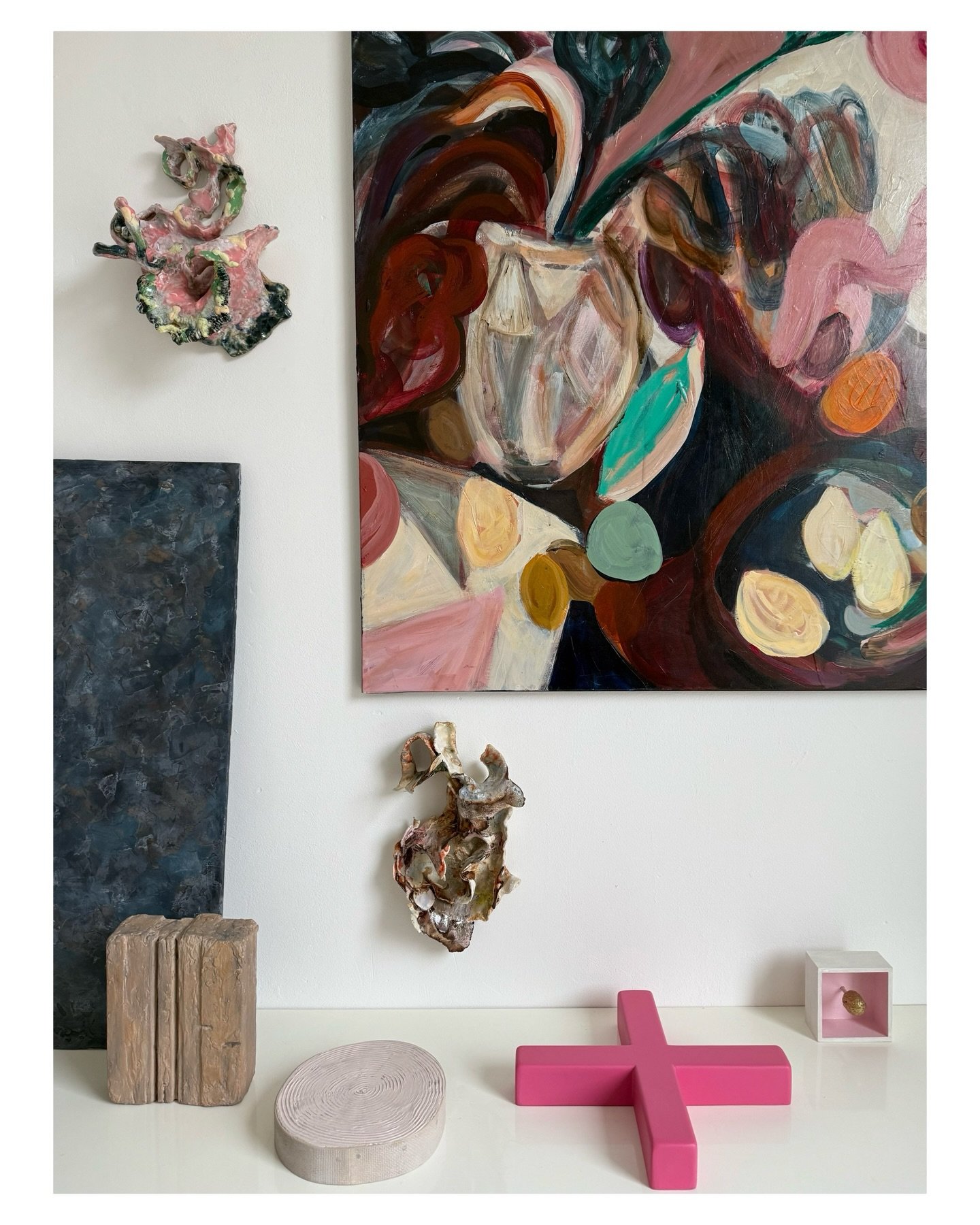 Jeg er i fuld gang med at h&aelig;nge op til gruppeudstillingen i morgen, men du er meget velkommen til at kigge ind alligevel.

Og ellers kig forbi i morgen, fredag mellem 13&ndash;19, hvor gruppeudstillingen &aring;bner, og hvor vi f&aring;r bes&os