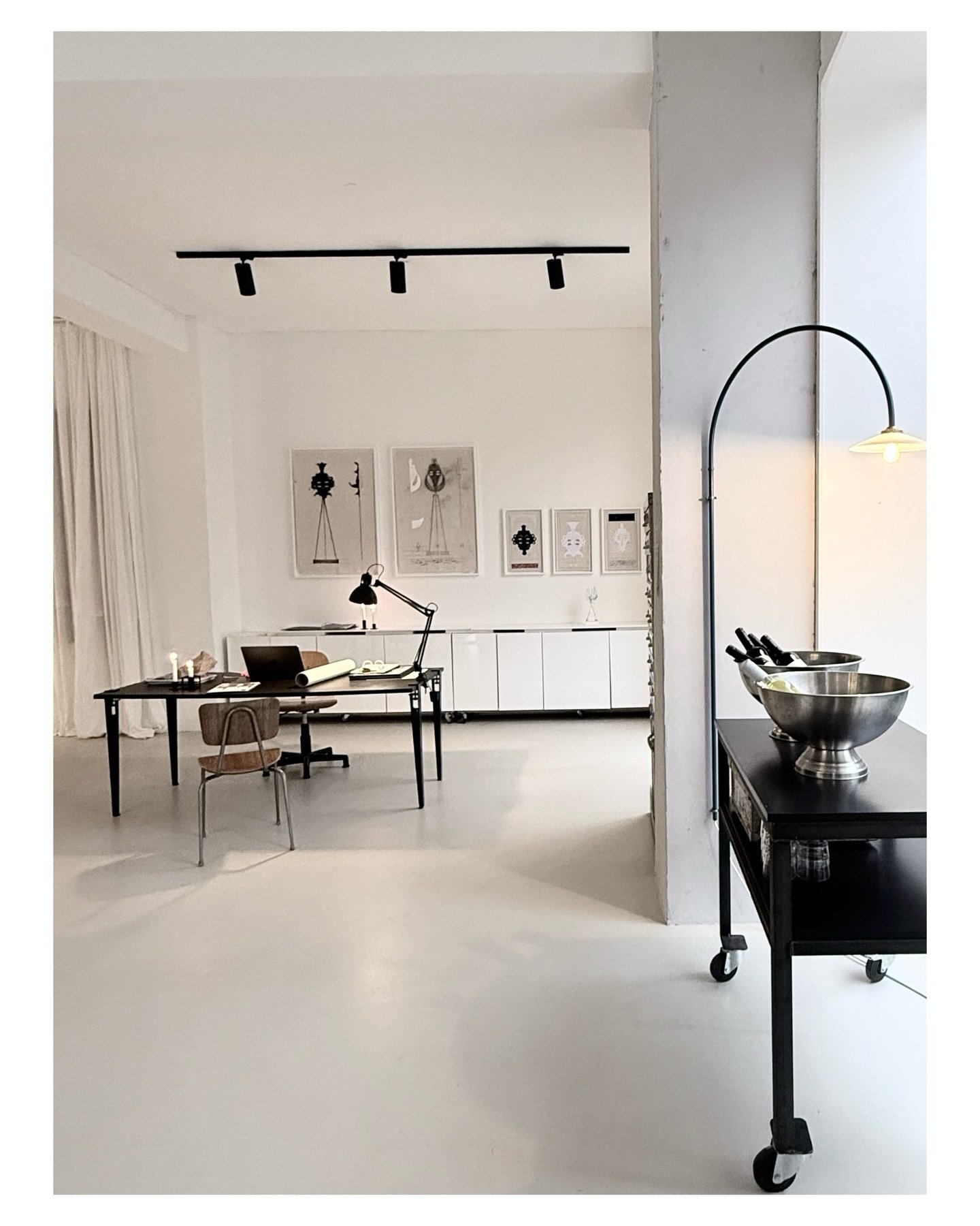 Lommeuld fra en dejlig &aring;bning af soloudstillingen Resonans med Aske Hagenb&oslash;l fredag eftermiddag &ndash; ind i en sk&oslash;n l&oslash;rdag i galleriet.

Tak for de mange bes&oslash;g &ndash; Rigtig dejlig weekend.