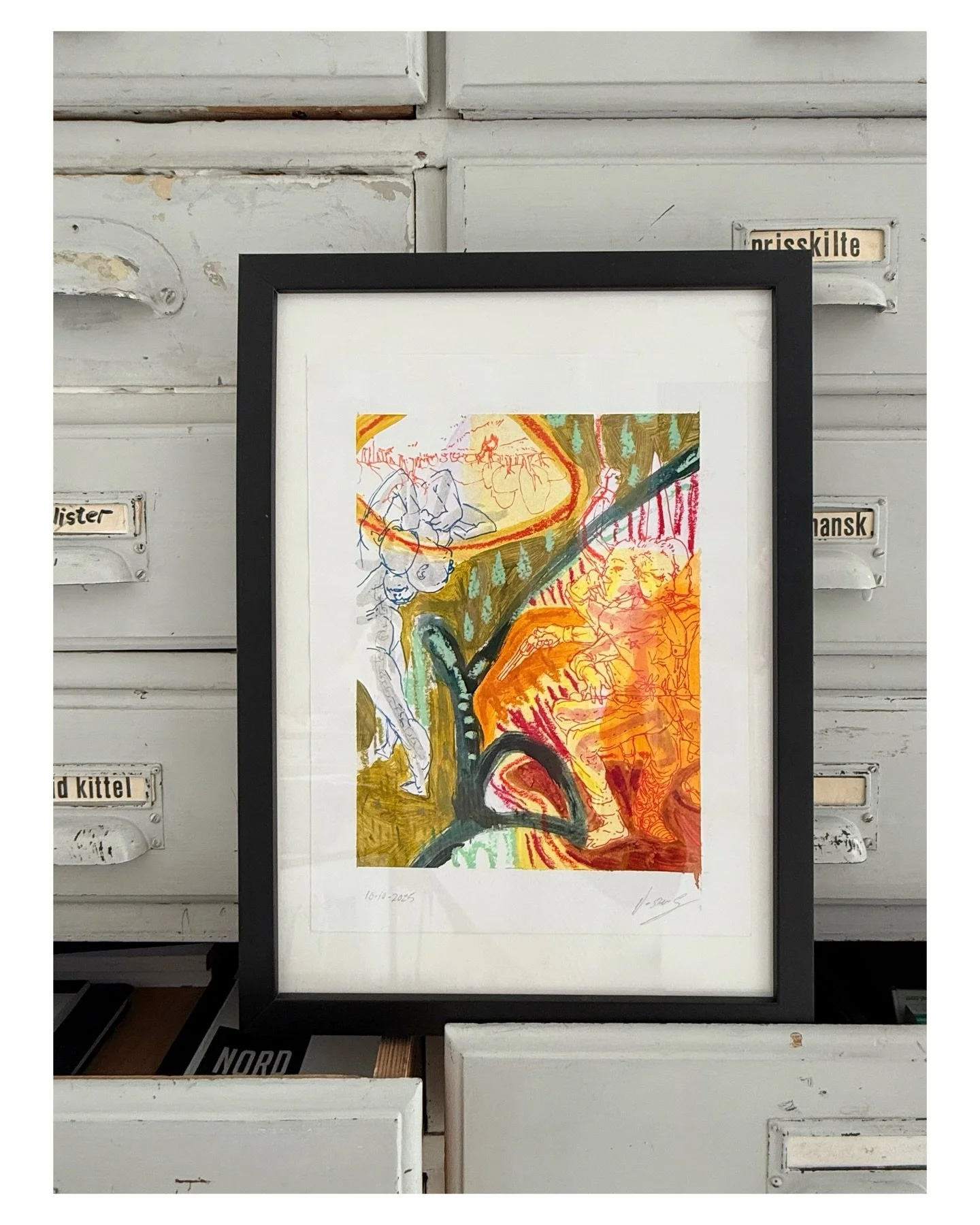 Netop nu kan du opleve soloudstillingen Resonans &ndash; en hyldest til tavs kommunikation &ndash; en udstilling, hvor det usagte f&aring;r plads, og hvor materialer, former og stemninger taler for sig selv.

I underetagen &aring;bner galleriet sig y