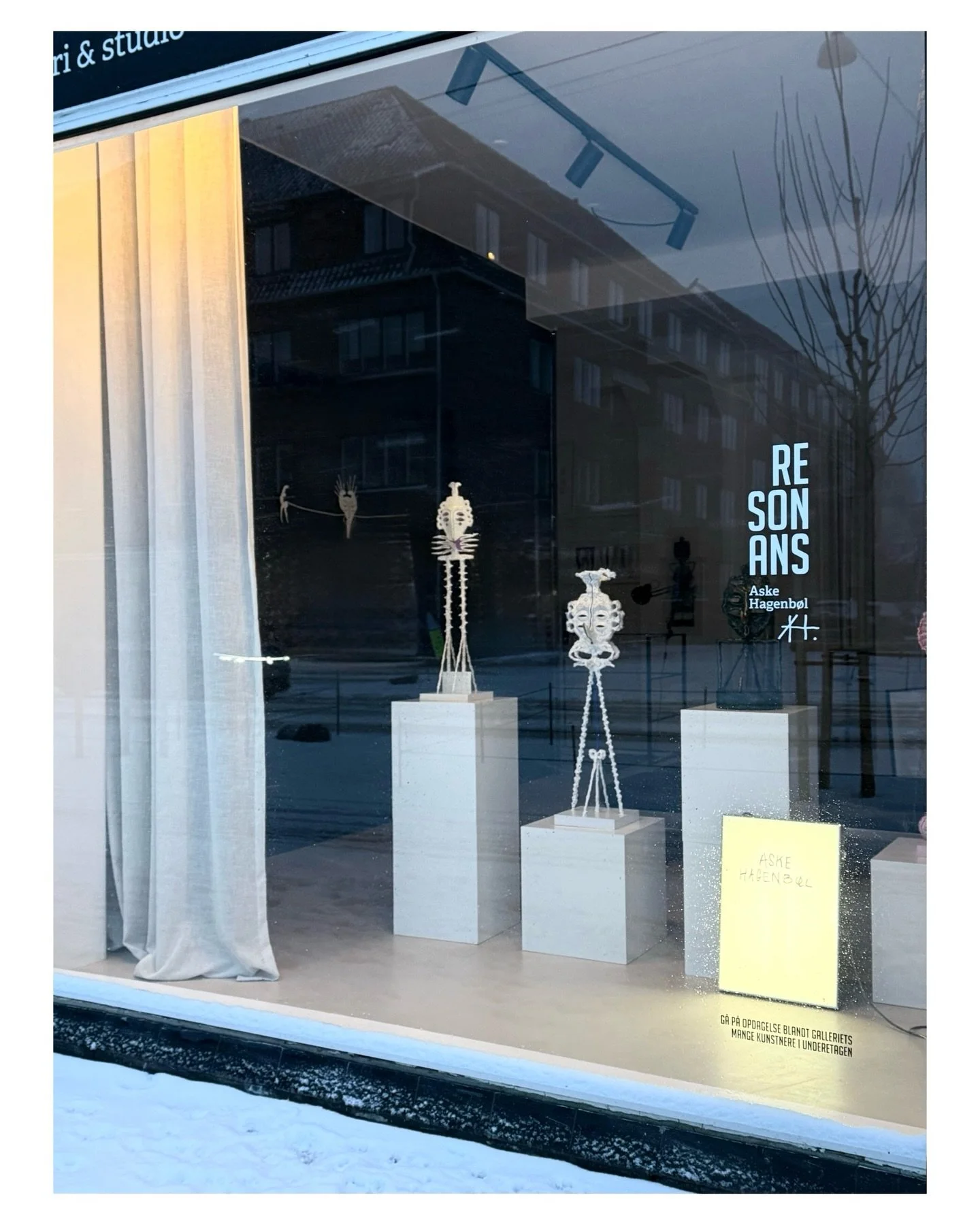 Snevejret har lagt byen i et smukt, hvidt t&aelig;ppe, og derfor holder galleriet lukket i dag.

Vi regner st&aelig;rkt med at &aring;bne igen i morgen, l&oslash;rdag kl. 11&ndash;15.

Her kan udstillingen Resonans bestemt anbefales &ndash; og m&arin