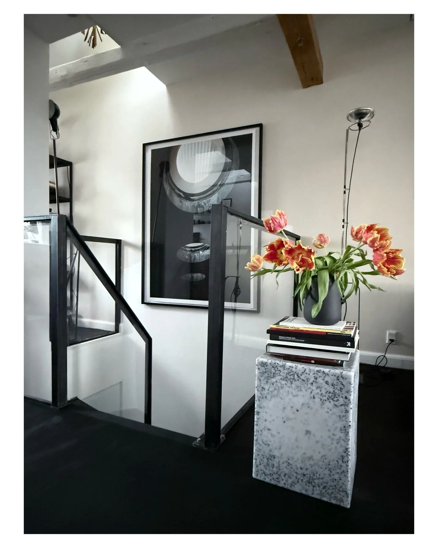 For&aring;ret er p&aring; vej 🌸 En smuk soloudstilling af Aske Hagenb&oslash;l runder af, og nyt oph&aelig;ng og nye kunstnere er s&aring; sm&aring;t p&aring; vej &mdash; kamerarullen vidner om en blid, men l&aelig;kker uge hjemme (hvorfra der ofte 