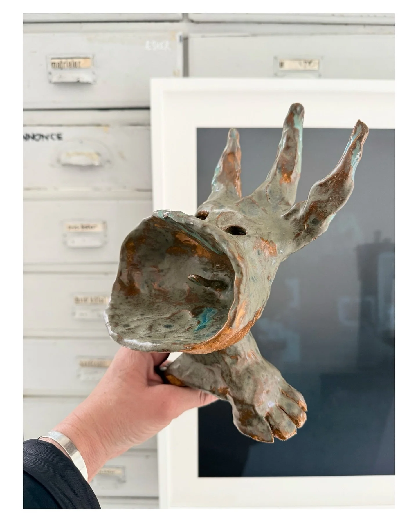 &mdash; Skud fra kameraet i en tid, hvor det ikke kun spirer udenfor, men hvor galleriet ogs&aring; byder p&aring; nye, st&aelig;rke og sp&aelig;ndende kunstnere &ndash; som et st&aelig;rkt supplement til galleriets &oslash;vrige kunstnere.

I denne 