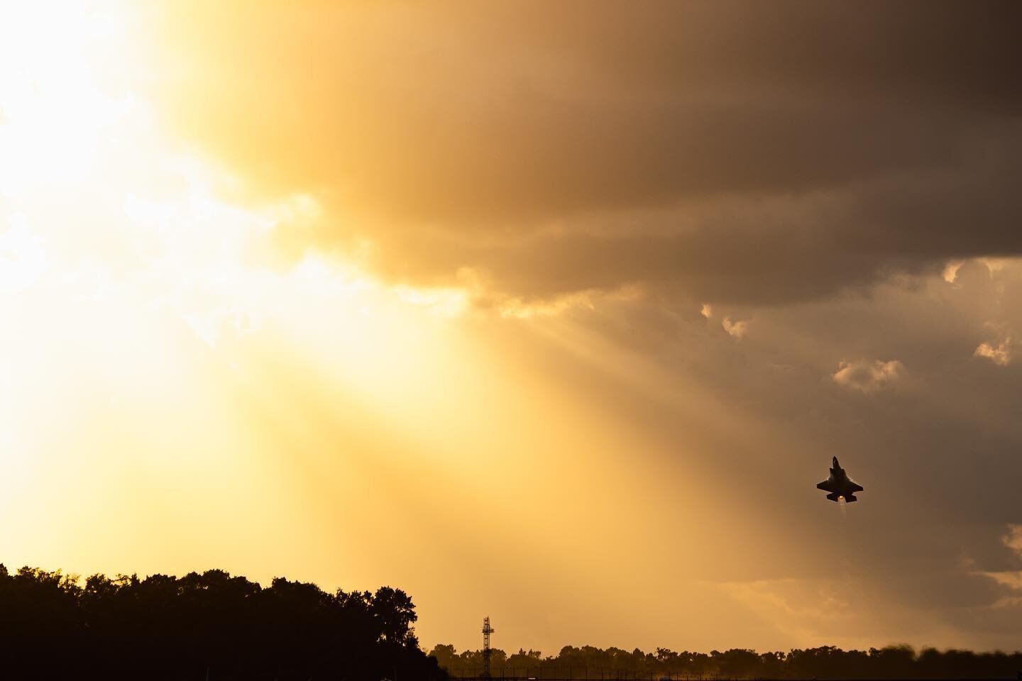 Sunset demos are just the best. 

-

-

#aviationphotography #snf23 #a#f35demoteam #f35a #airshow #goldenhour