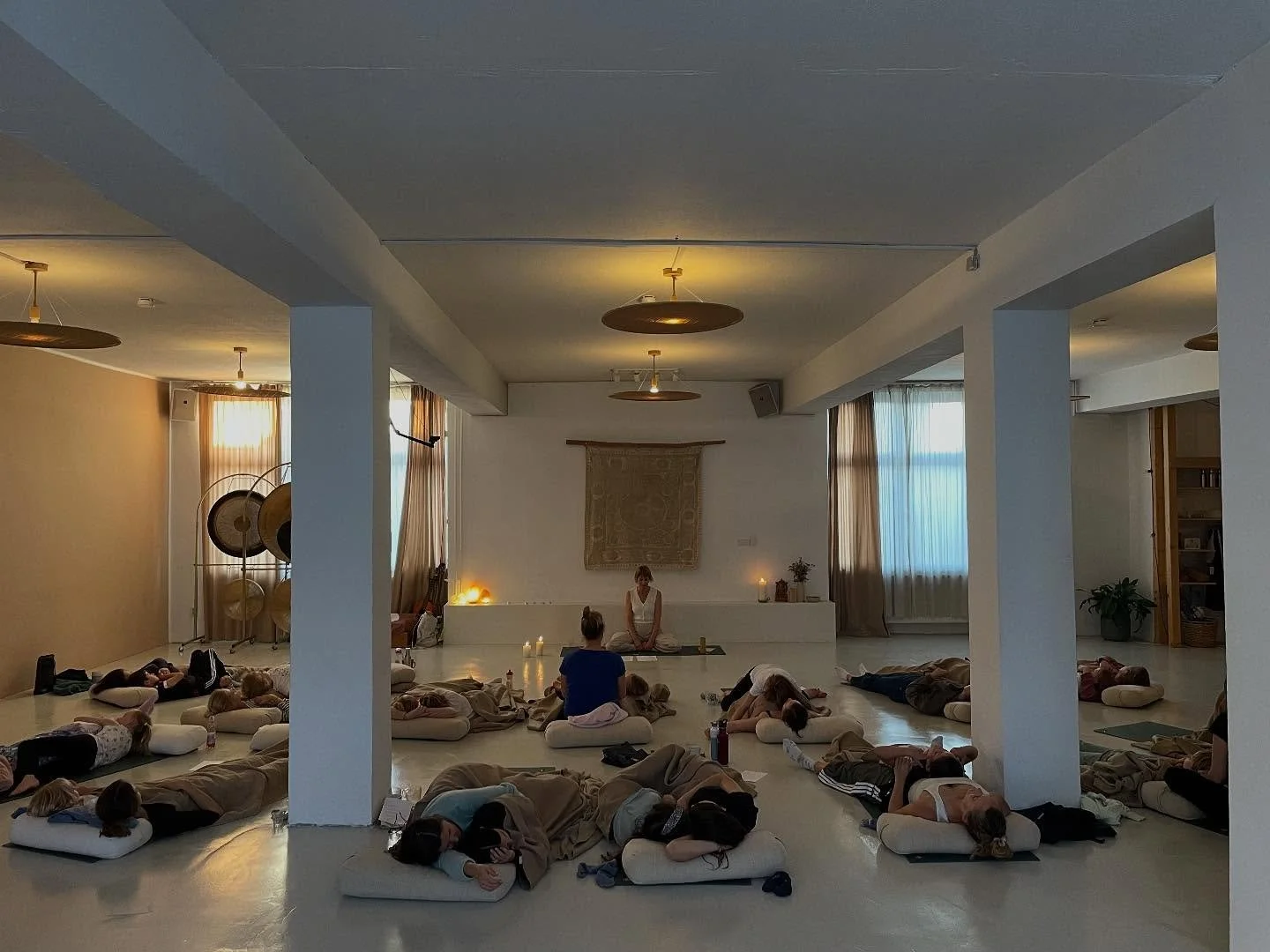 Danke September f&uuml;r diese vielen bunten Momente! Die h&auml;tte ich fast &uuml;bersehen.

W&auml;hrend sich gerade Vieles schwer und furchtbar erm&uuml;dend anf&uuml;hlt, erhellt der Blick auf das, wof&uuml;r ich dankbar bin, mein Herz. 

Nimm w