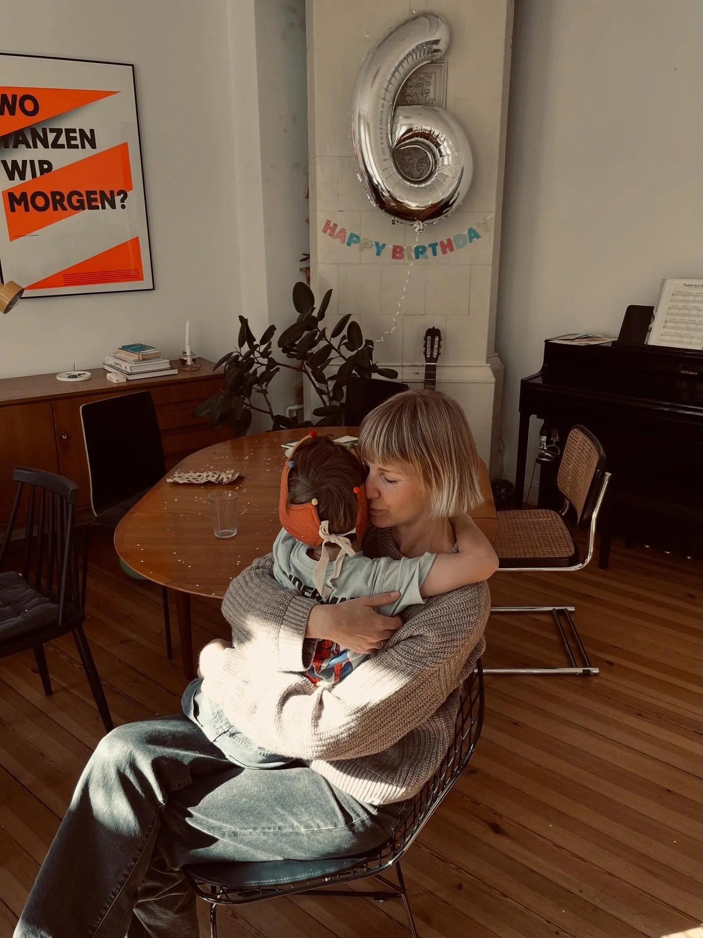 Liebe. F&uuml;r dich.
Versuche ich sie in Worte zu fassen
wird sie verkopft.
Im Kopf komme ich raus. Verliere ich Verbundenheit.

Lass mich mich leer machen.
Mit offenem Herzen
dich sehen, dich kennenlernen.

Mein tiefster Wunsch: Genau Das, jeden Ta