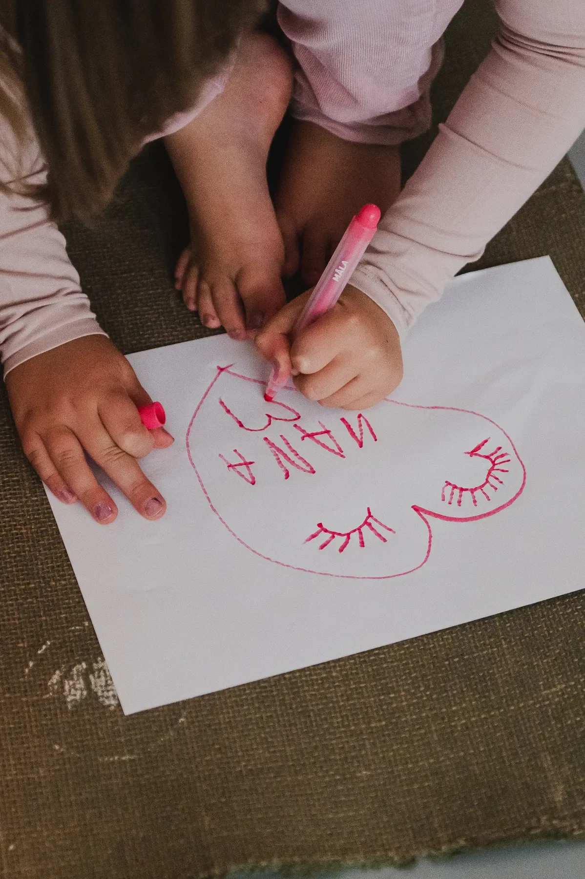 Ein Kind mal beim Mama-Kind Mini Retreat in Berlin ein Herz für die Mama und das Kind