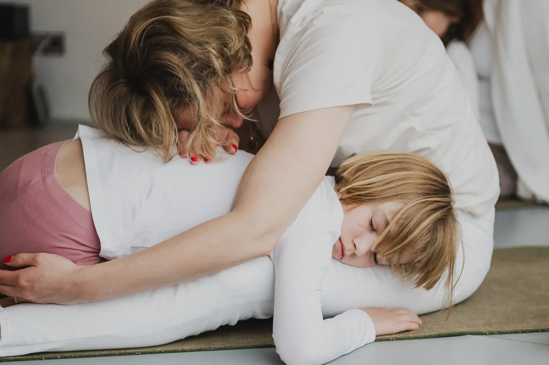 Mama und Kind kuscheln und entspannen beim Mama-Kind Mini Retreat in Prenzlauer Berg Berlin