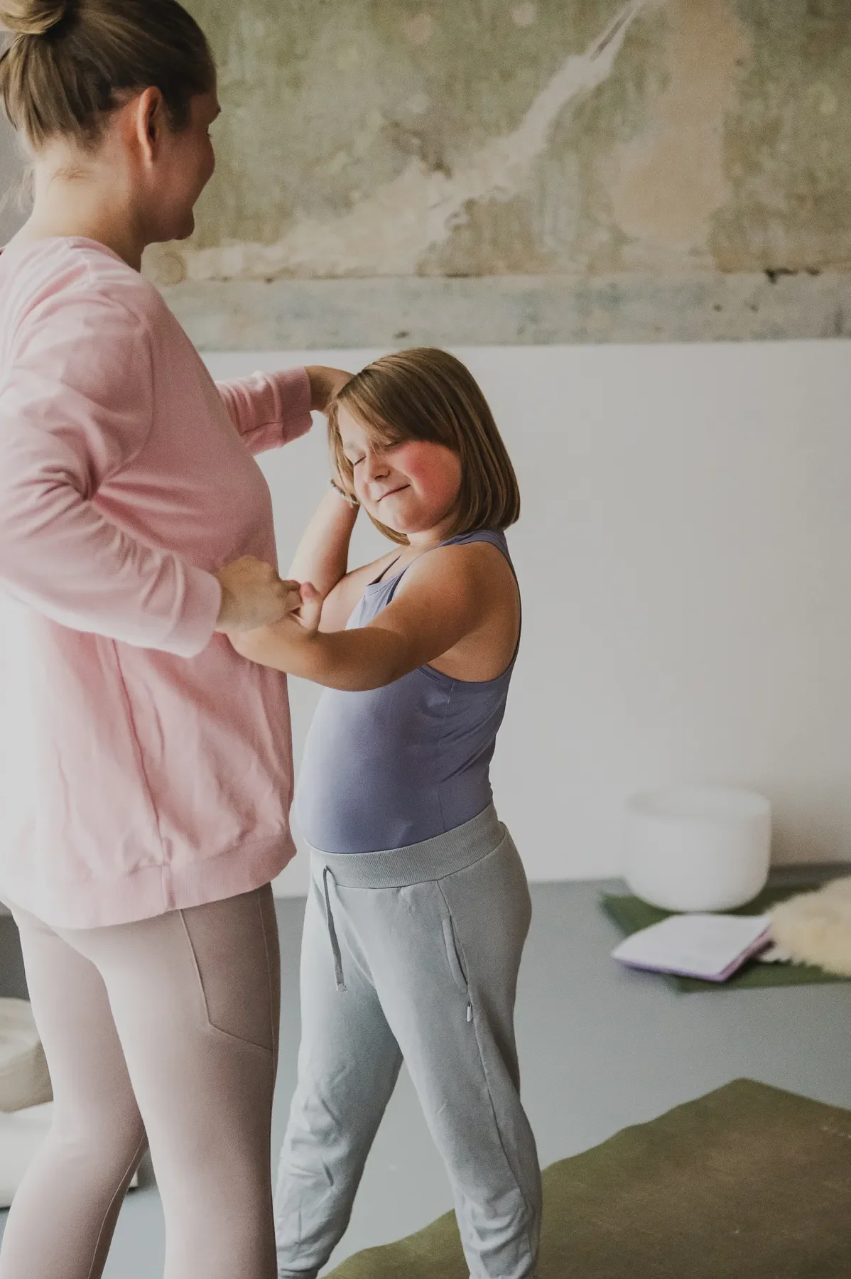Mama und Kind tanzen beim Mini Retreat im Yoga Studio Hand in Hand